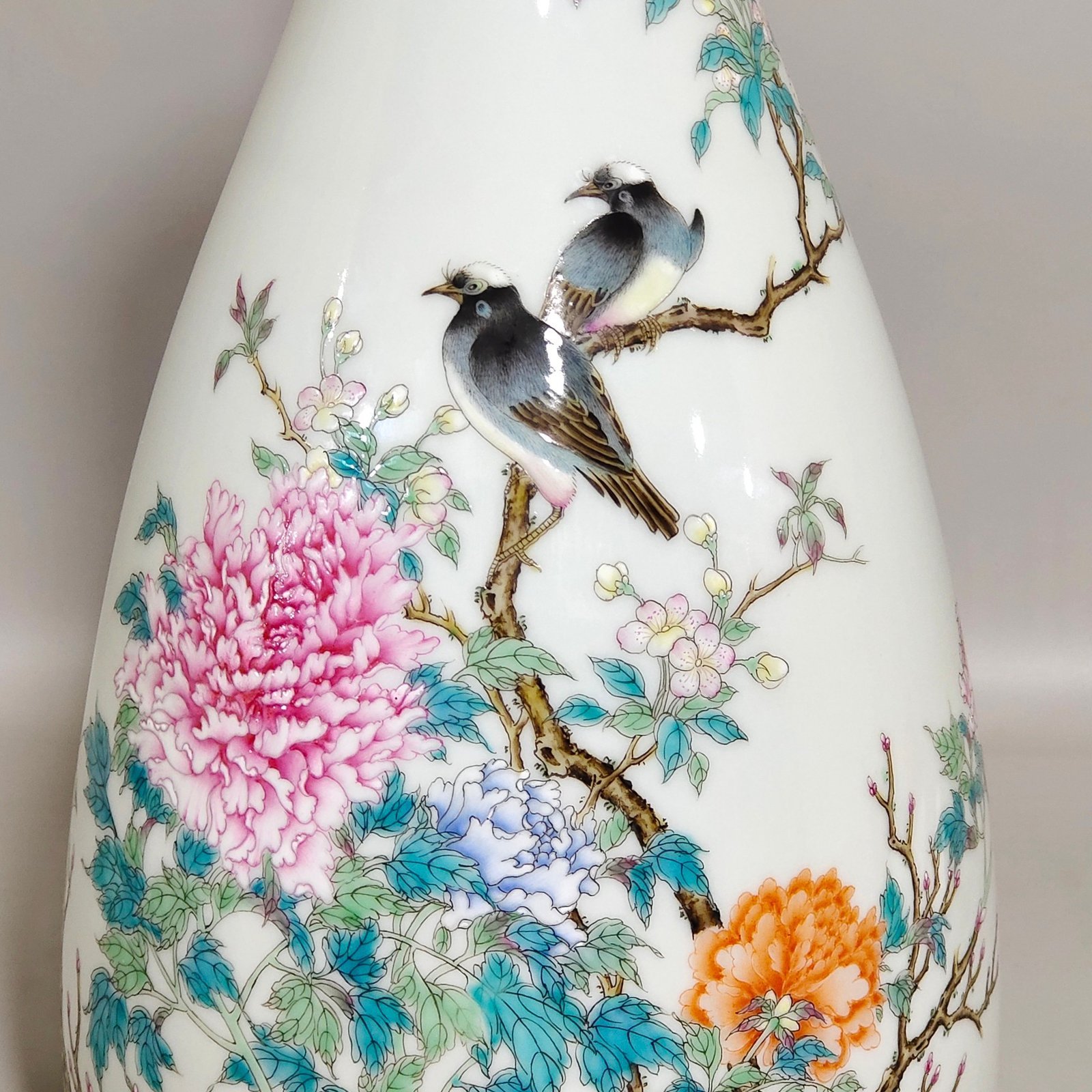 Qing Dynasty Yongzheng flower and bird three legged vase