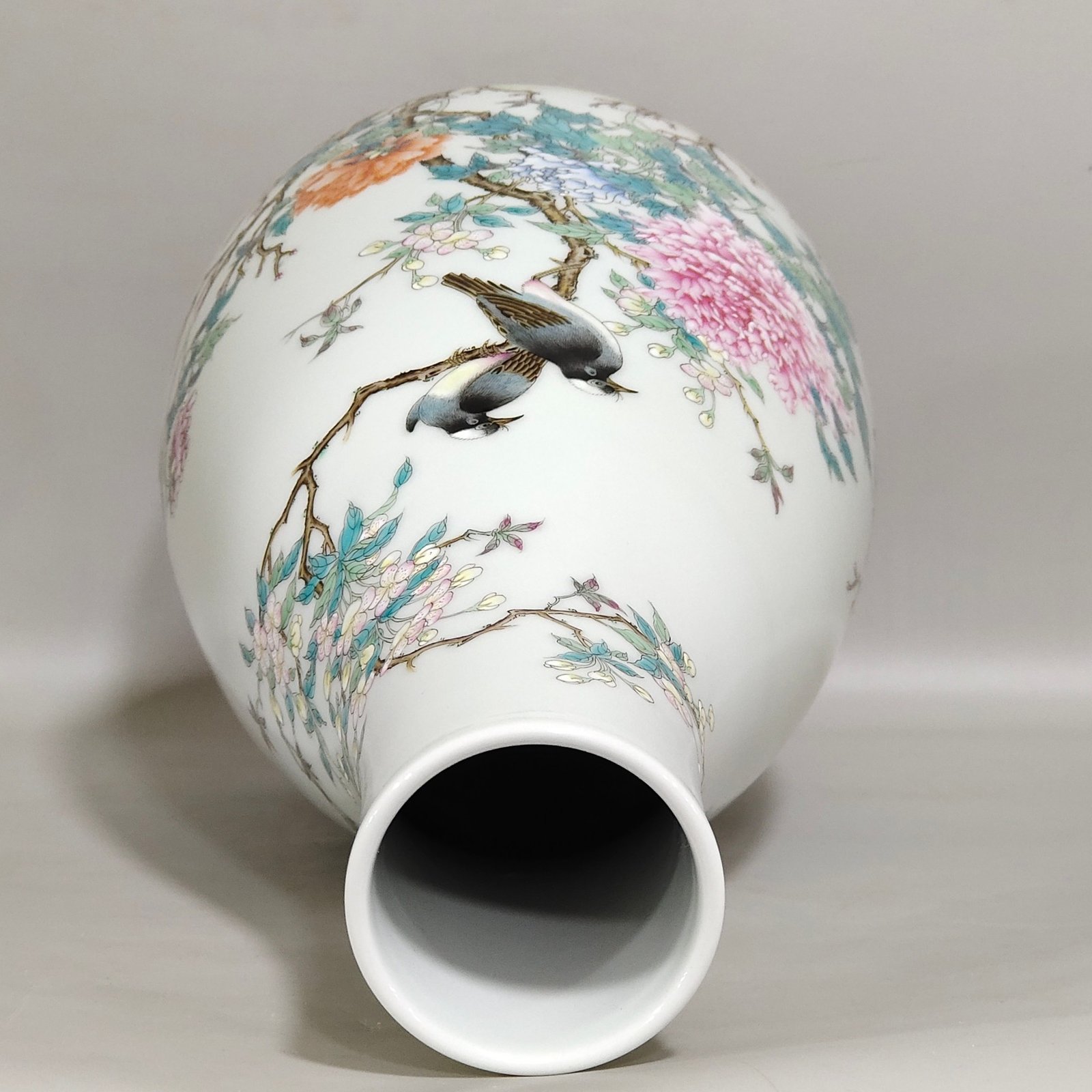 Qing Dynasty Yongzheng flower and bird three legged vase