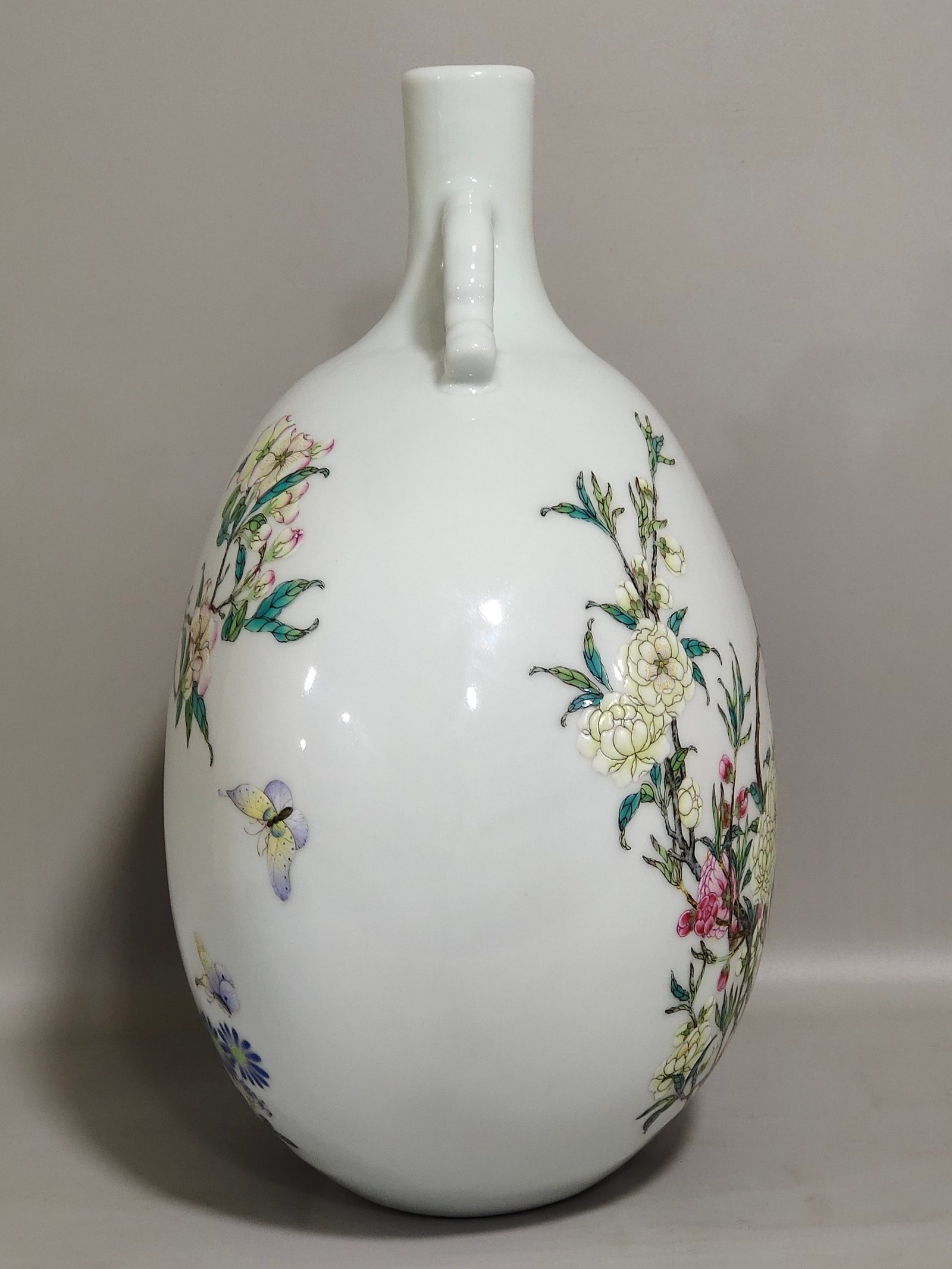 Qing Dynasty Yongzheng Flower and Bird Holding Moon Vase