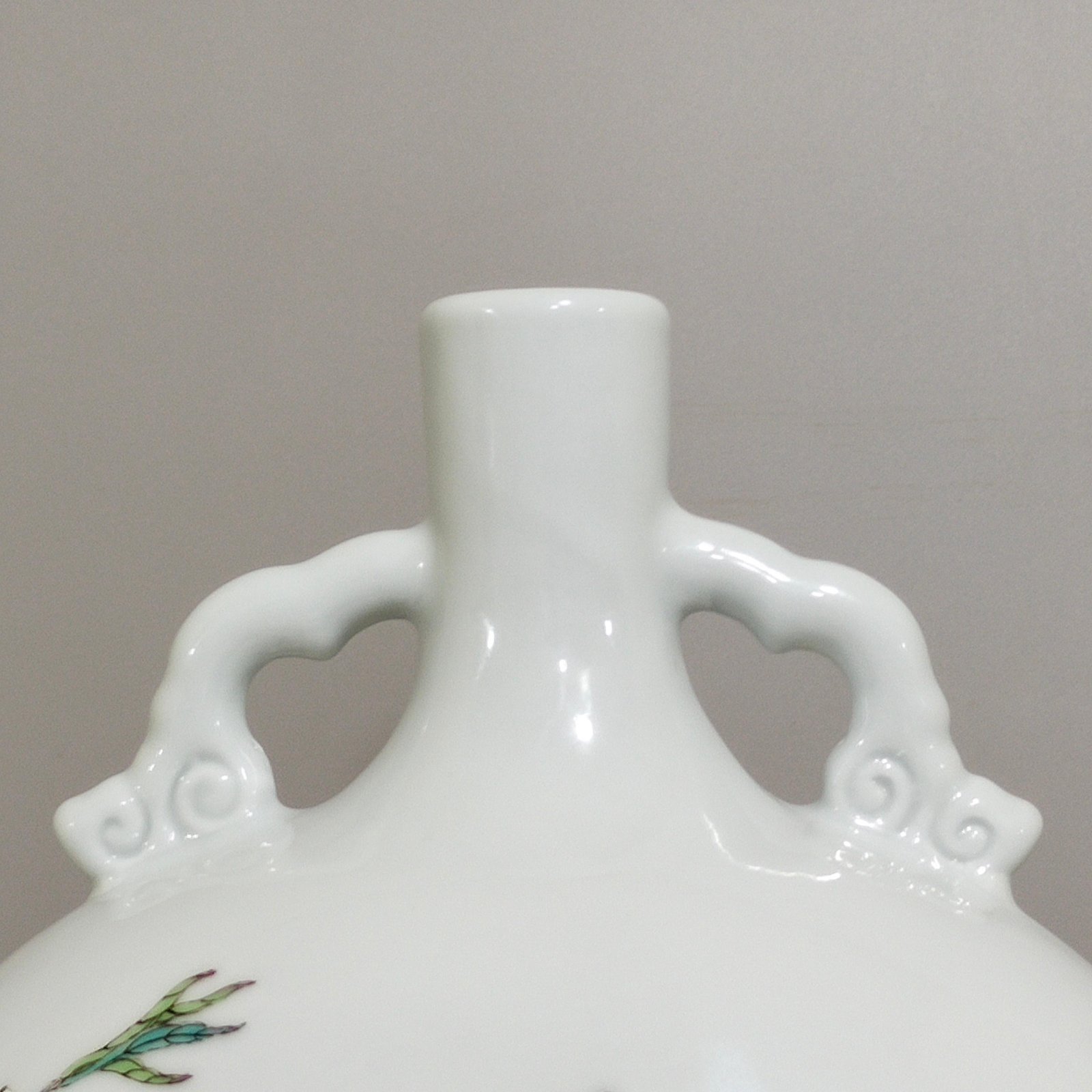 Qing Dynasty Yongzheng Flower and Bird Holding Moon Vase