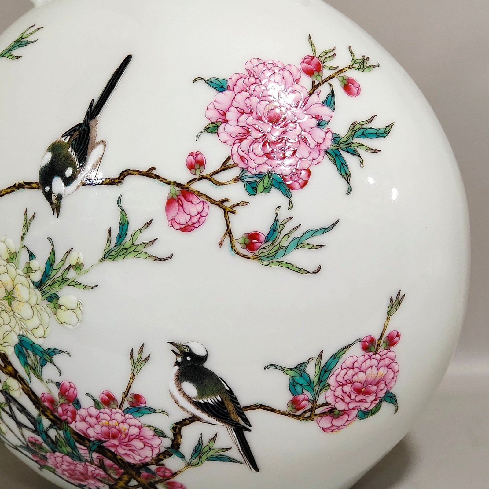 Qing Dynasty Yongzheng Flower and Bird Holding Moon Vase