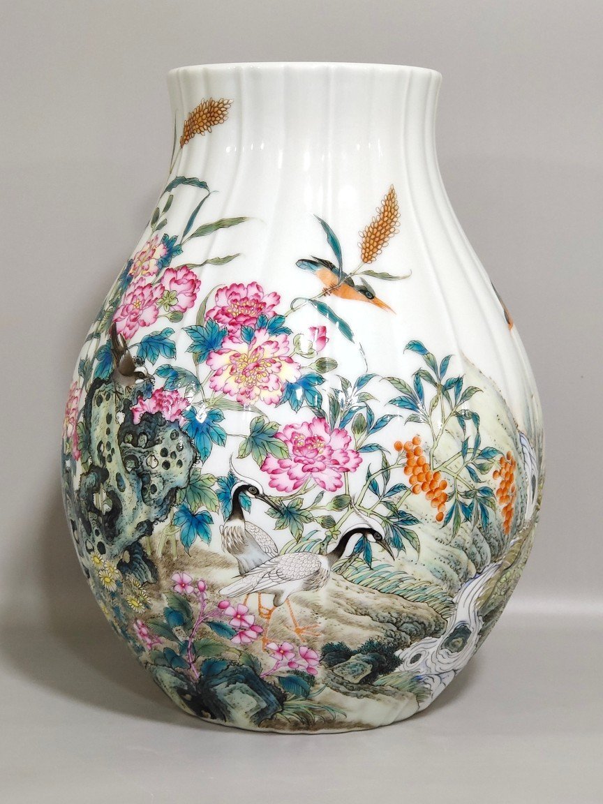 Qing Dynasty Yongzheng Flower Bird and Melon vase