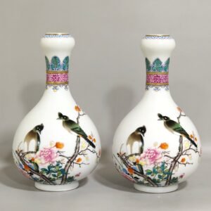 Qing Dynasty Yongzheng Flower and Bird Garlic Vase