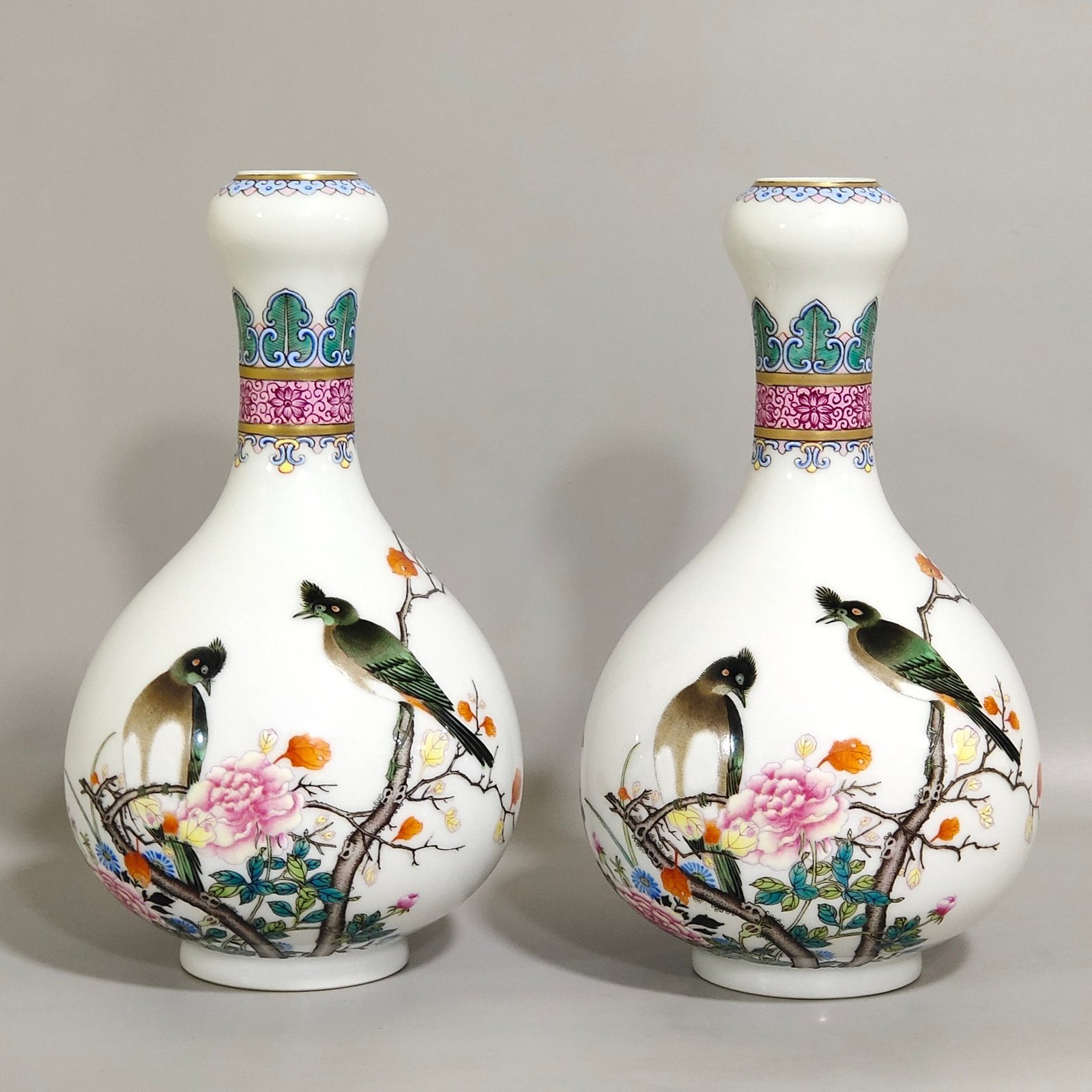 Qing Dynasty Yongzheng Flower and Bird Garlic Vase
