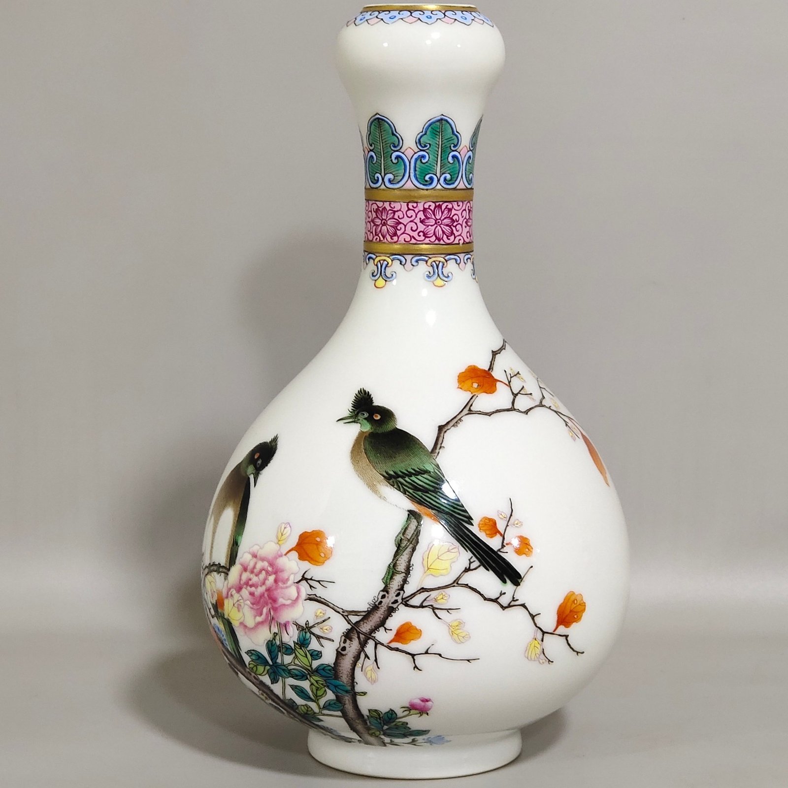 Qing Dynasty Yongzheng Flower and Bird Garlic Vase