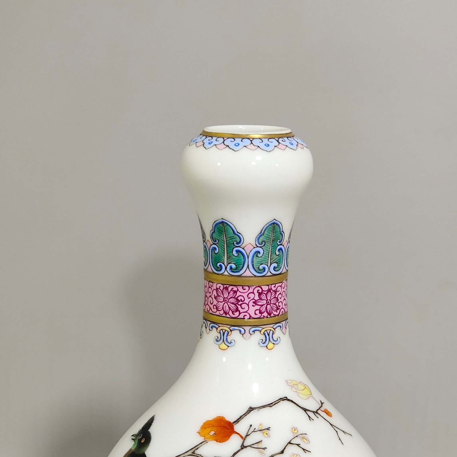 Qing Dynasty Yongzheng Flower and Bird Garlic Vase