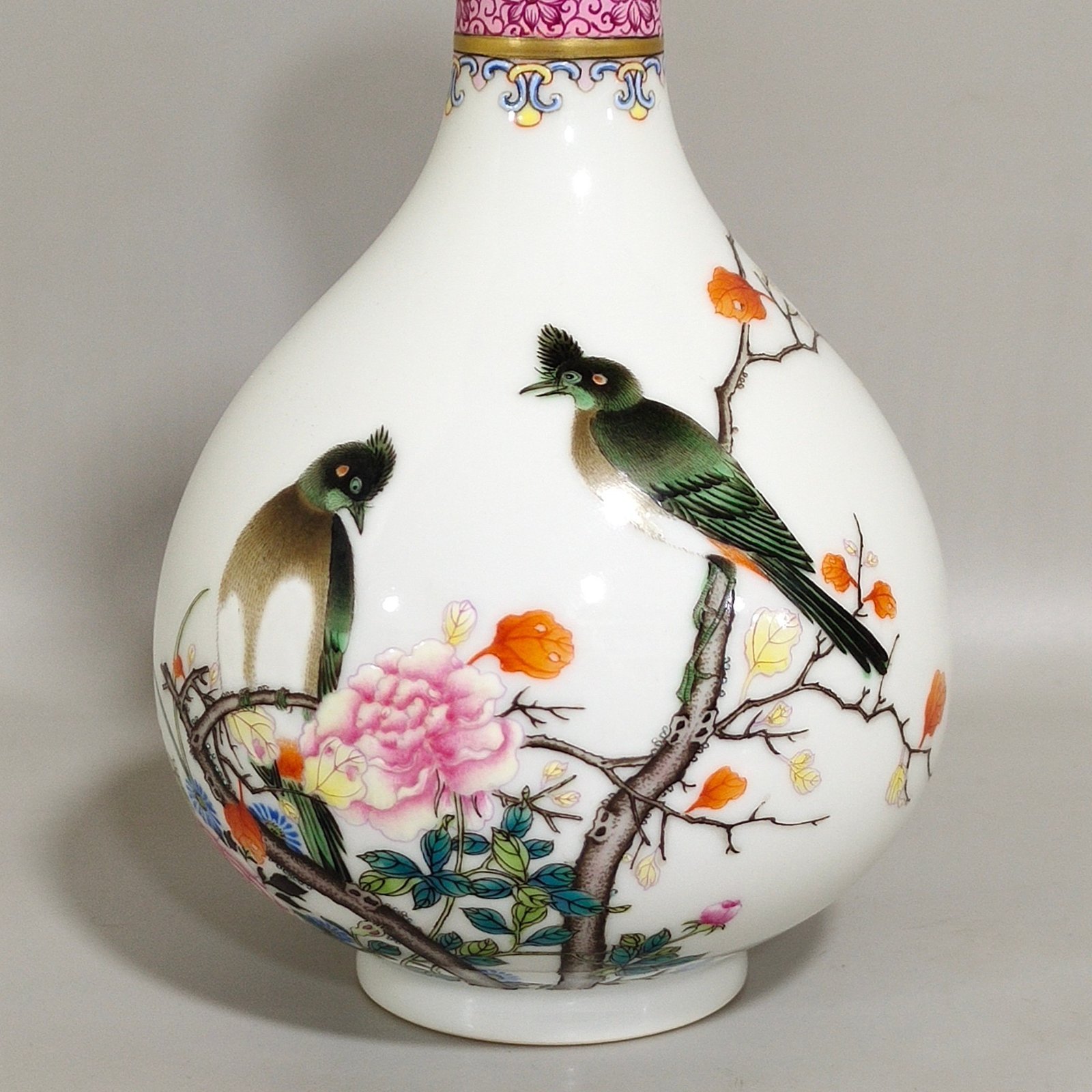 Qing Dynasty Yongzheng Flower and Bird Garlic Vase