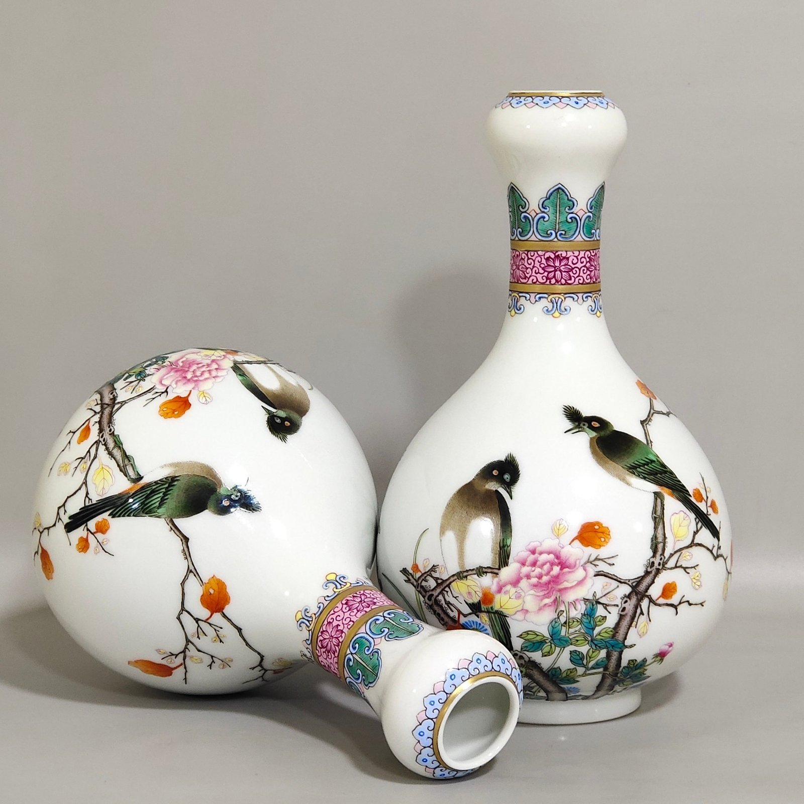 Qing Dynasty Yongzheng Flower and Bird Garlic Vase