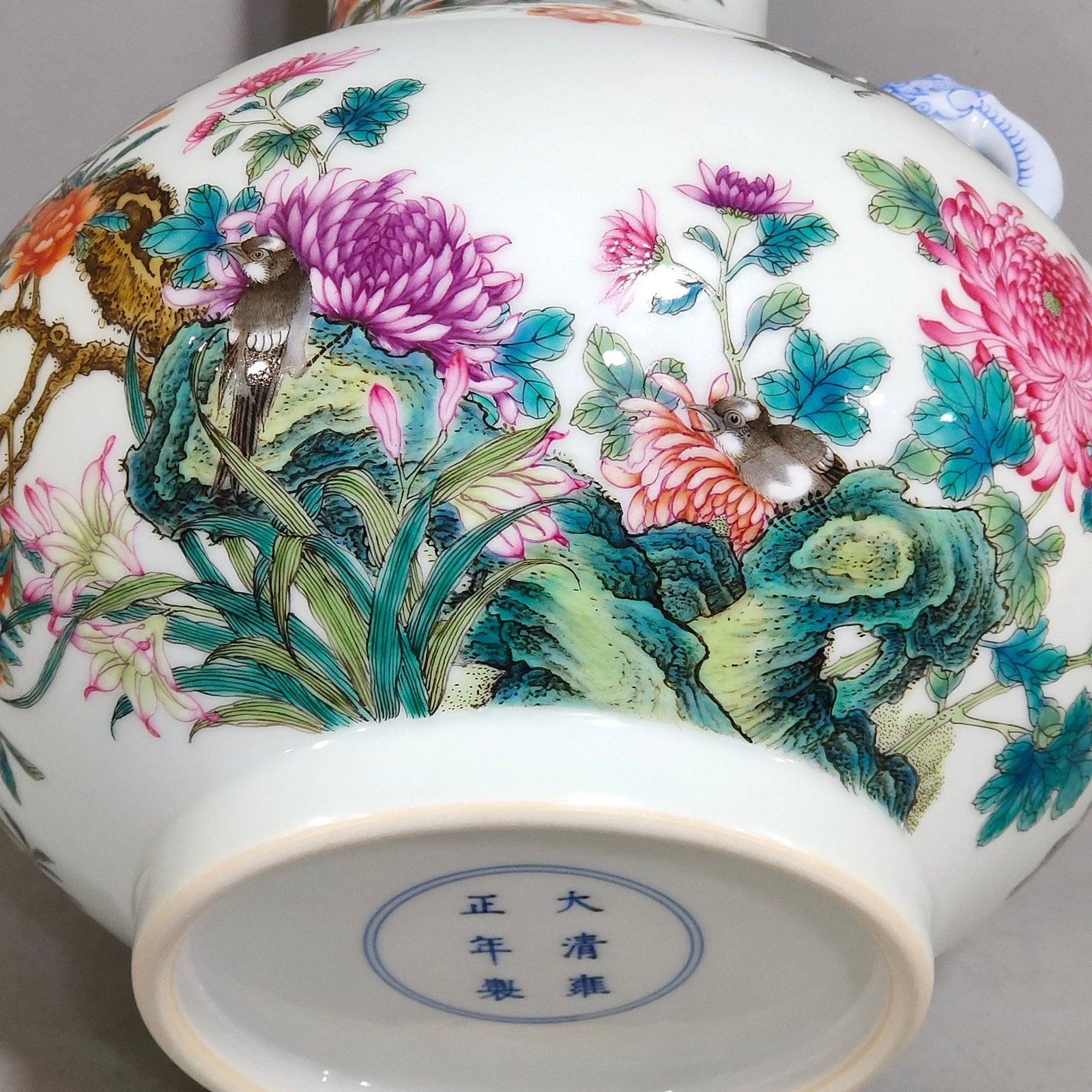 Qing Dynasty Yongzheng flower bird elephant and ear vase