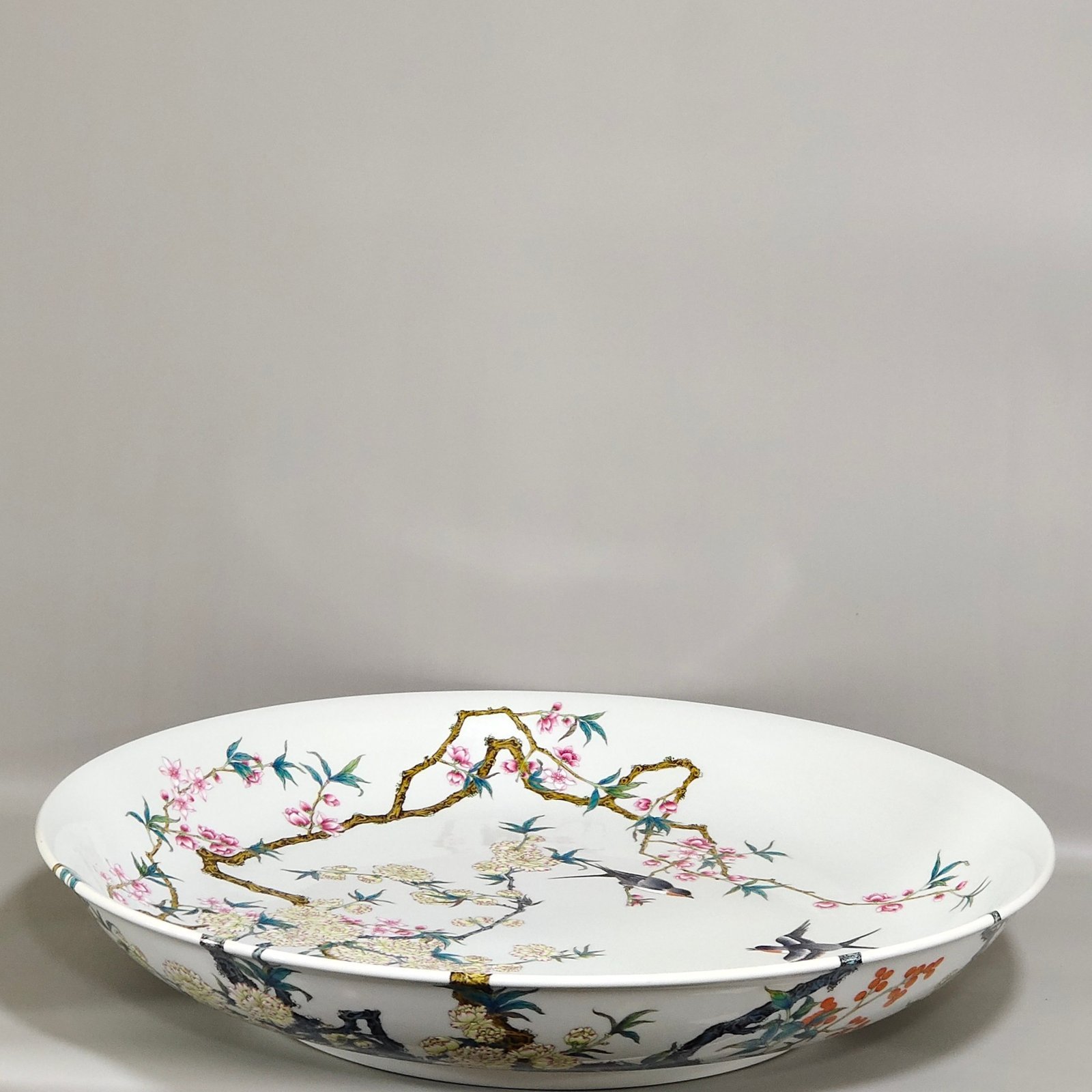 Qing Dynasty Yongzheng Flower and Bird Wall Tray
