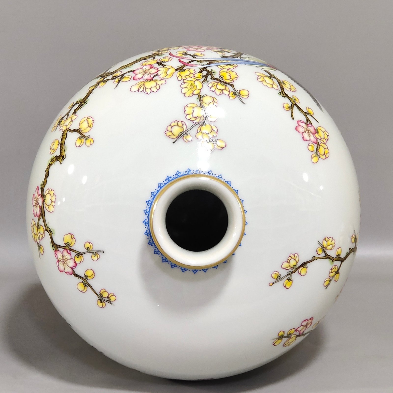 Qing Dynasty Yongzheng poems on flowers and birds plum vase