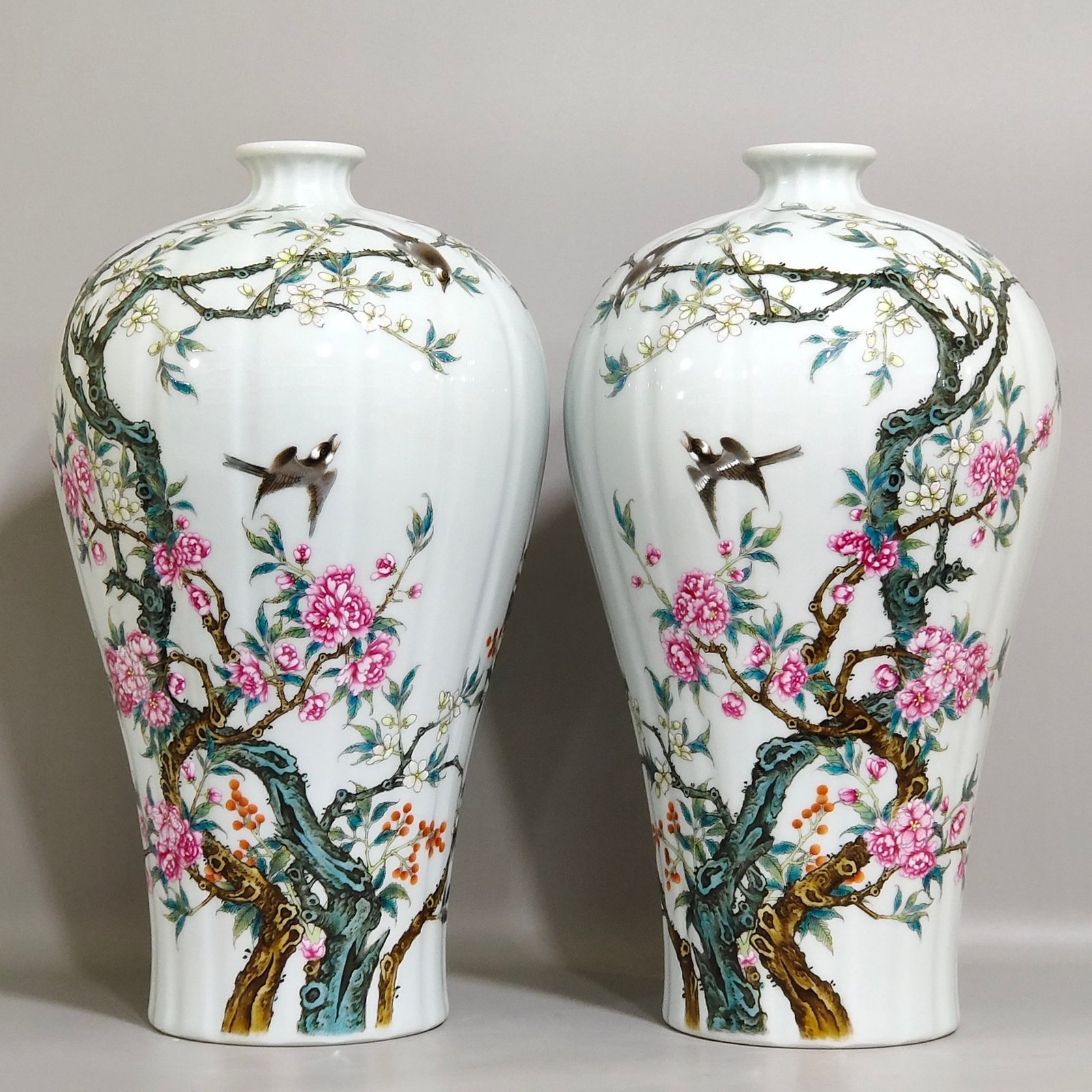 Qing Dynasty Yongzheng flower and bird poem melon-edged plum vase