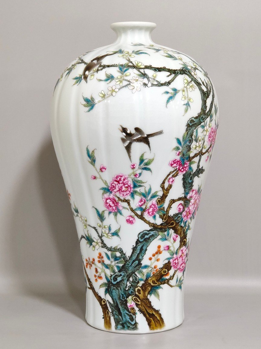 Qing Dynasty Yongzheng flower and bird poem melon-edged plum vase