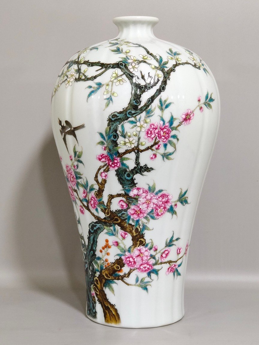 Qing Dynasty Yongzheng flower and bird poem melon-edged plum vase