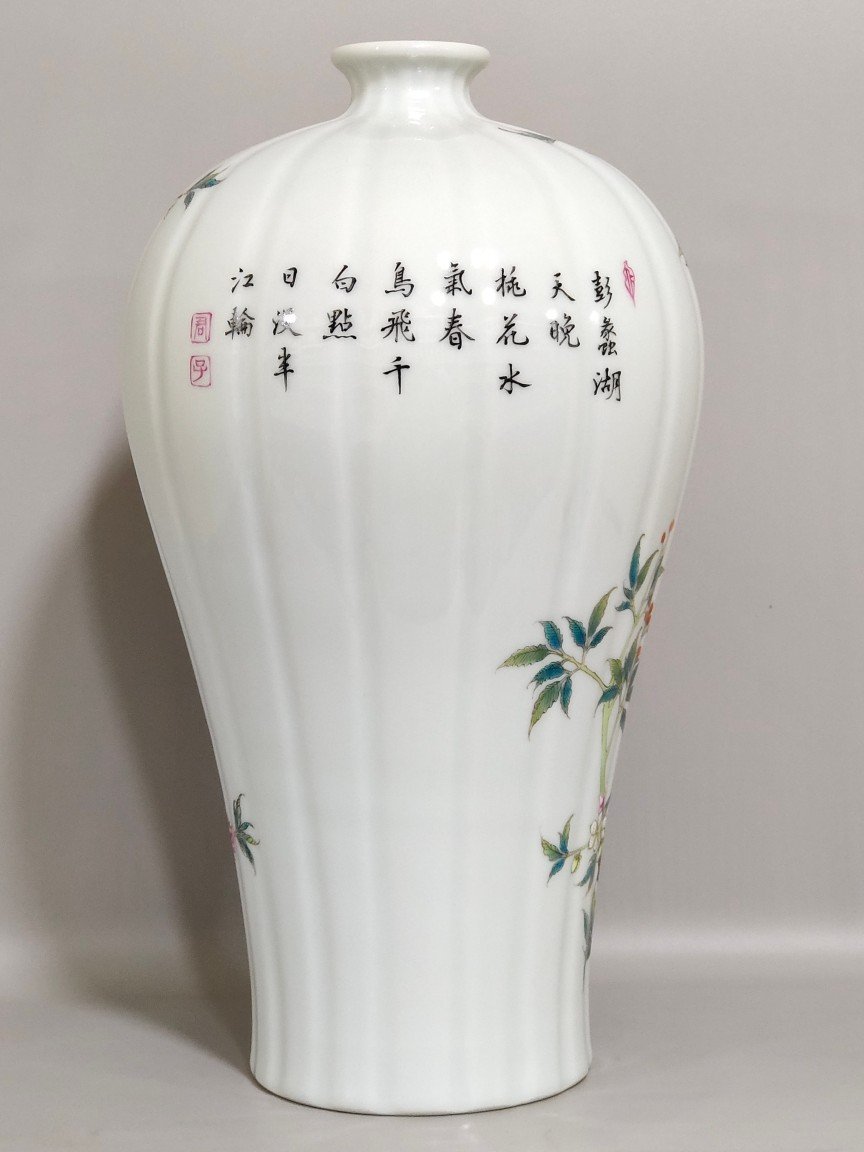 Qing Dynasty Yongzheng flower and bird poem melon-edged plum vase