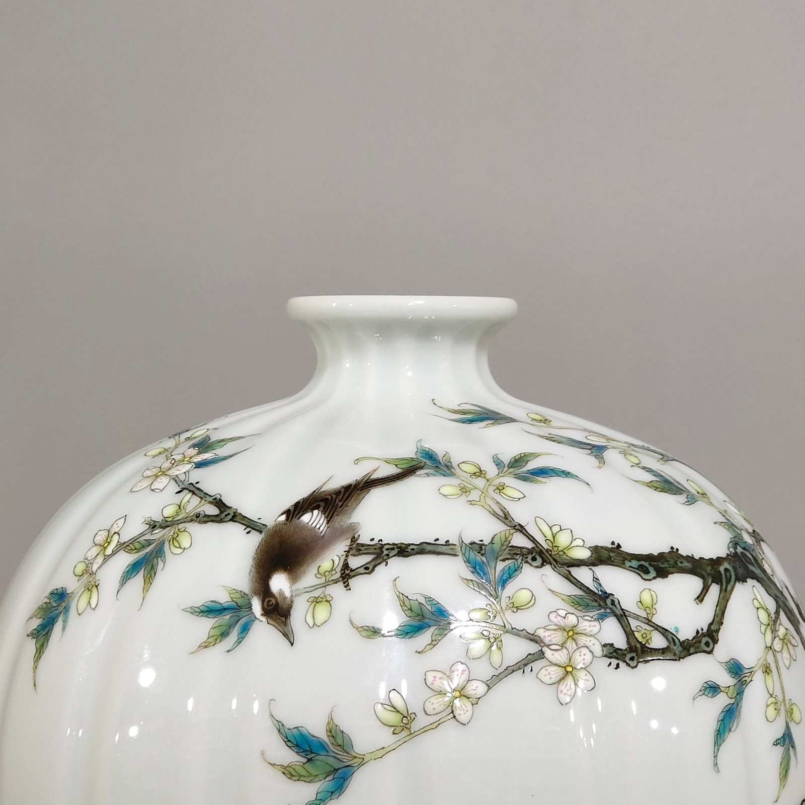 Qing Dynasty Yongzheng flower and bird poem melon-edged plum vase