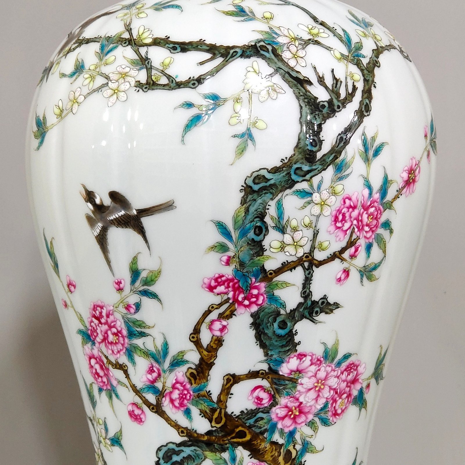 Qing Dynasty Yongzheng flower and bird poem melon-edged plum vase