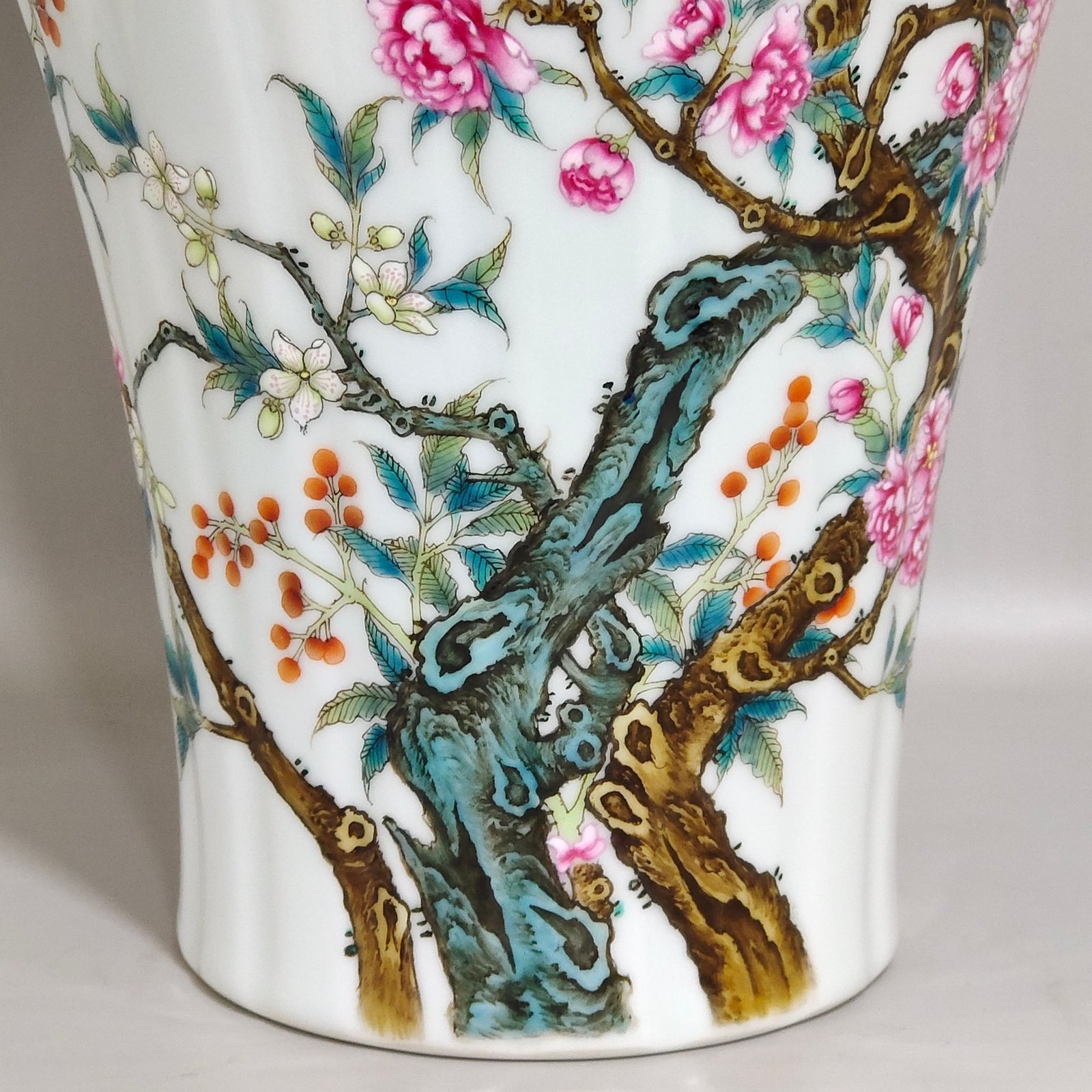 Qing Dynasty Yongzheng flower and bird poem melon-edged plum vase