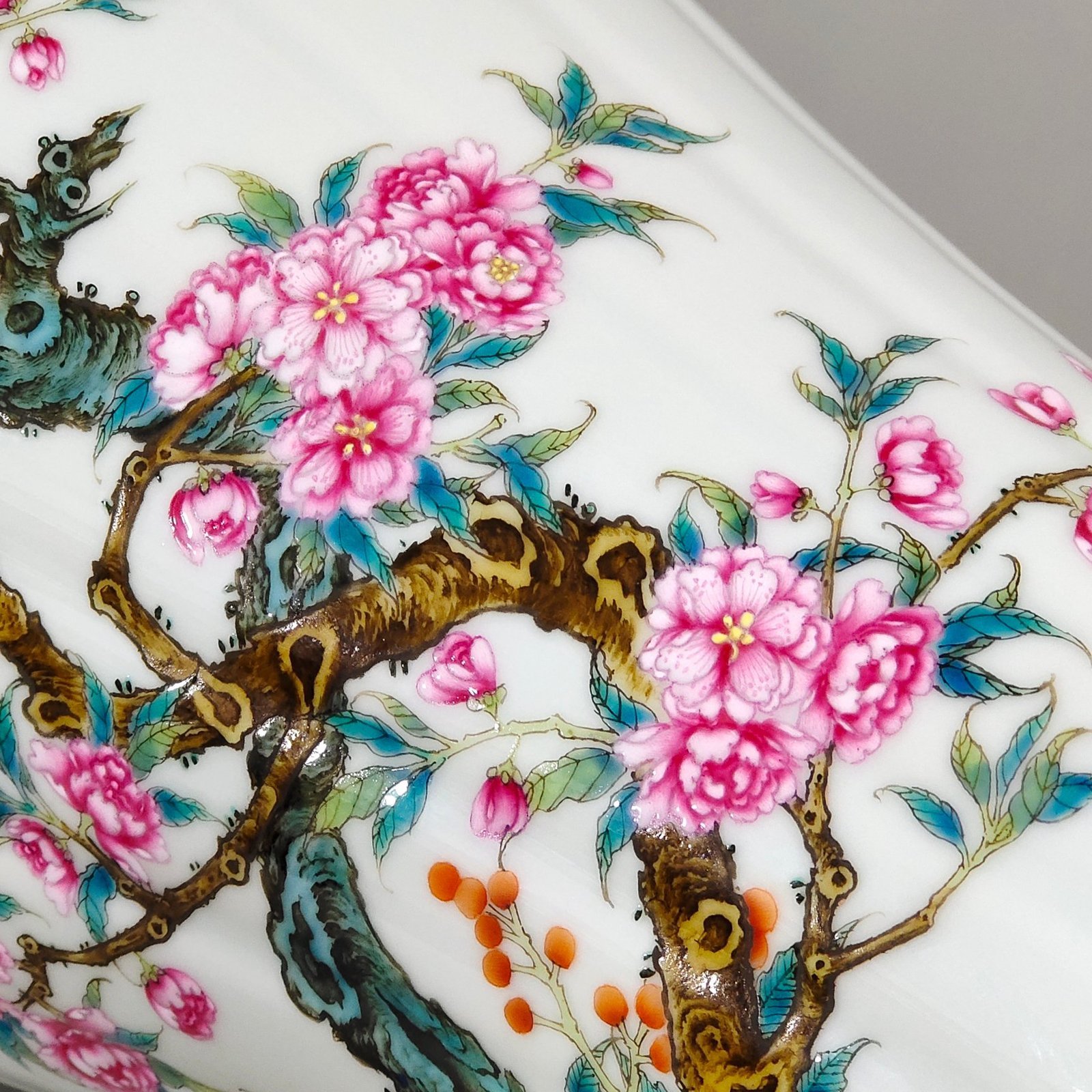 Qing Dynasty Yongzheng flower and bird poem melon-edged plum vase