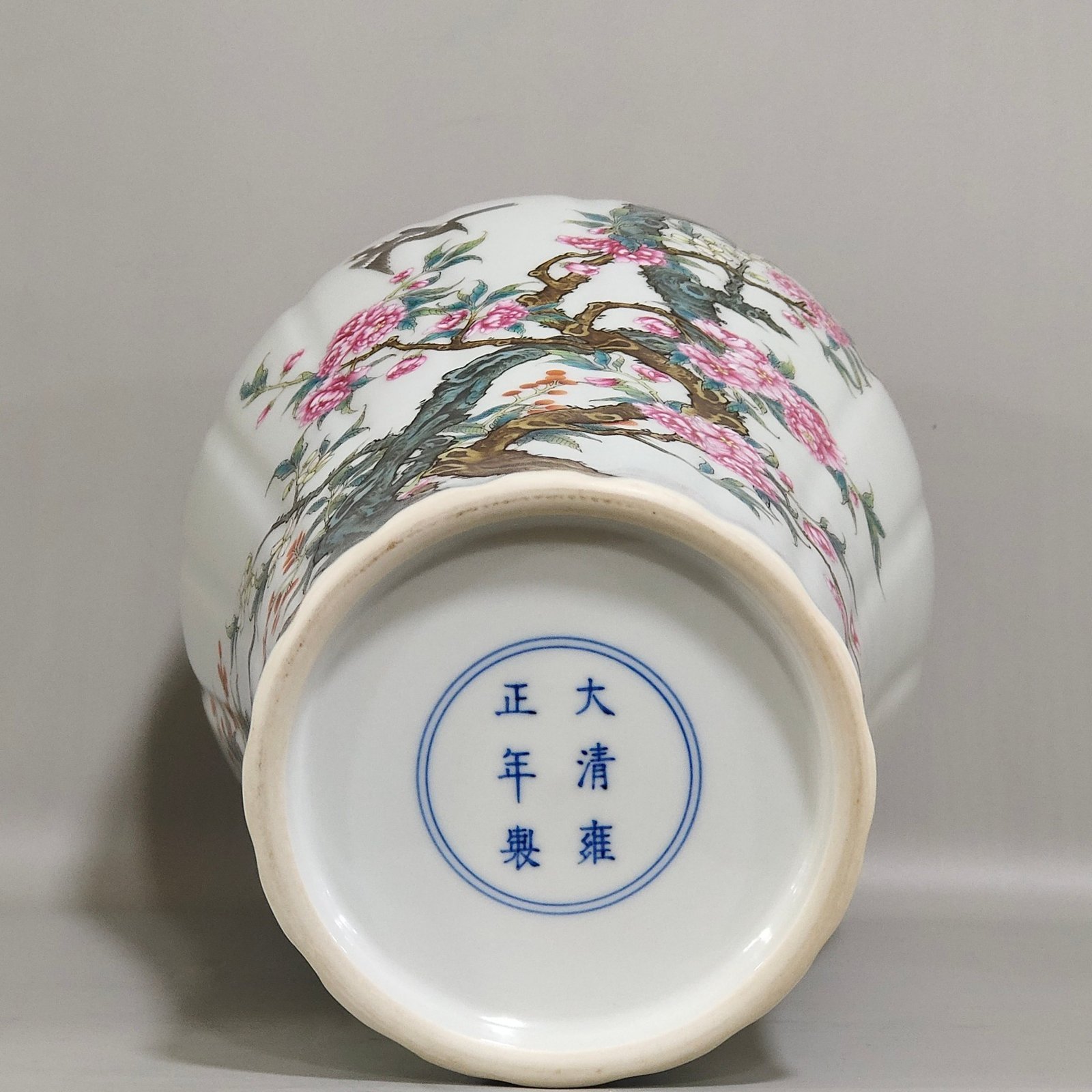 Qing Dynasty Yongzheng flower and bird poem melon-edged plum vase