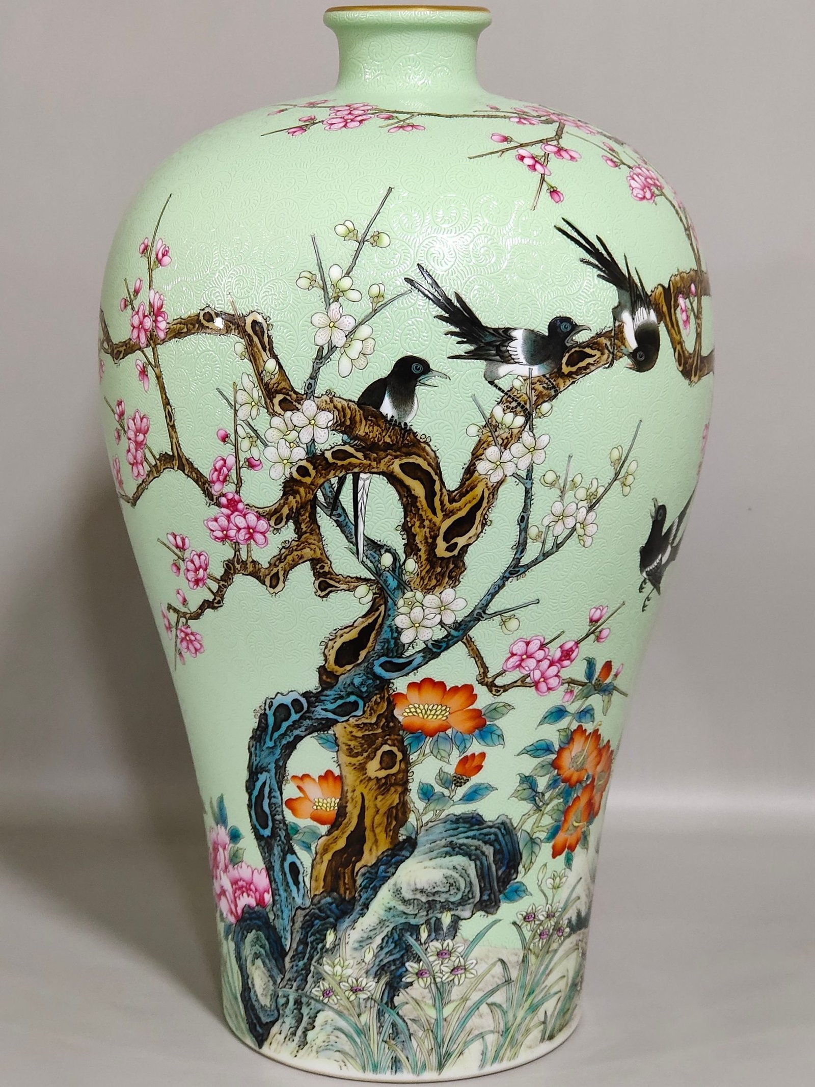 Qing Dynasty Yongzheng apple green glazed plum vase with flowers and magpies climbing