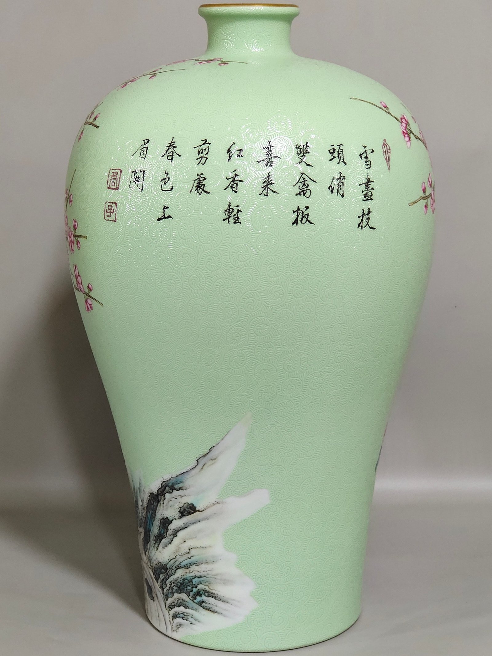 Qing Dynasty Yongzheng apple green glazed plum vase with flowers and magpies climbing