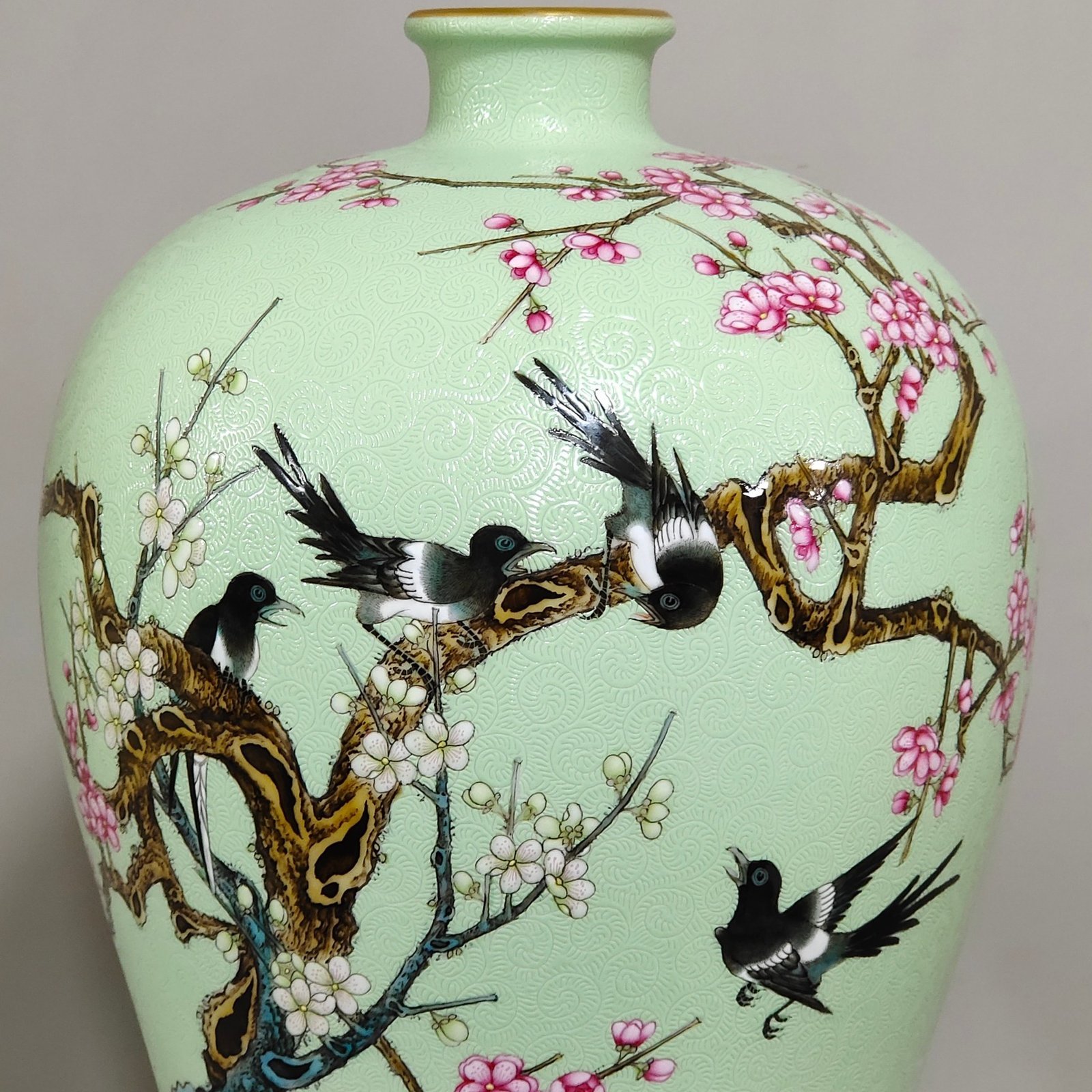 Qing Dynasty Yongzheng apple green glazed plum vase with flowers and magpies climbing