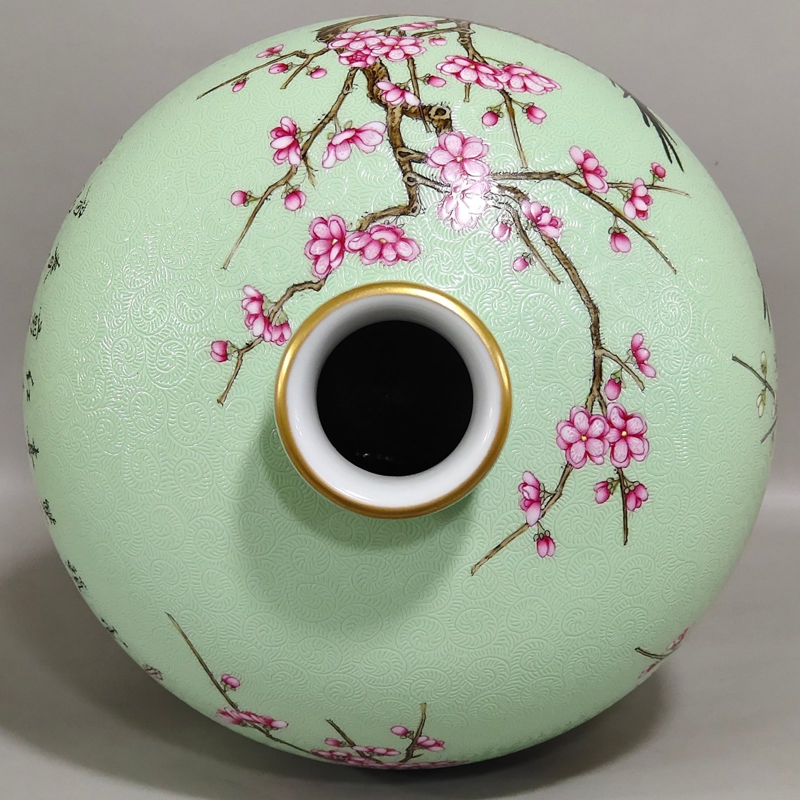 Qing Dynasty Yongzheng apple green glazed plum vase with flowers and magpies climbing