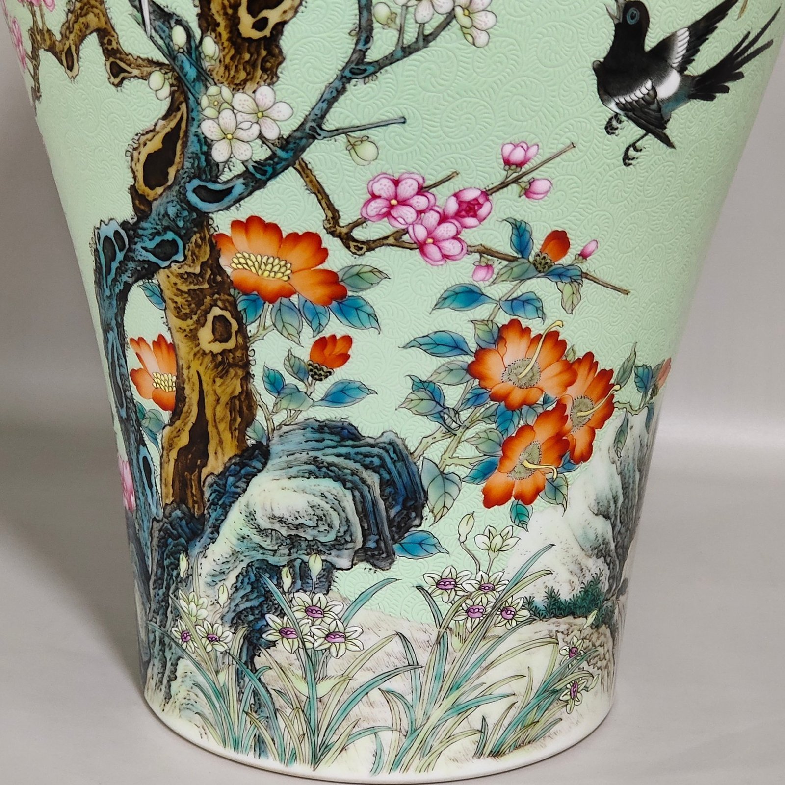 Qing Dynasty Yongzheng apple green glazed plum vase with flowers and magpies climbing