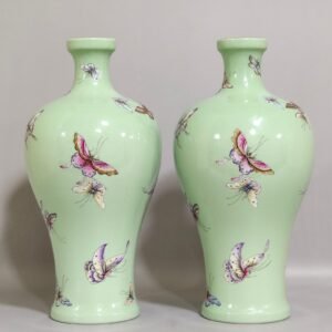 Qing Dynasty Yongzheng apple green glaze butterfly plum vase