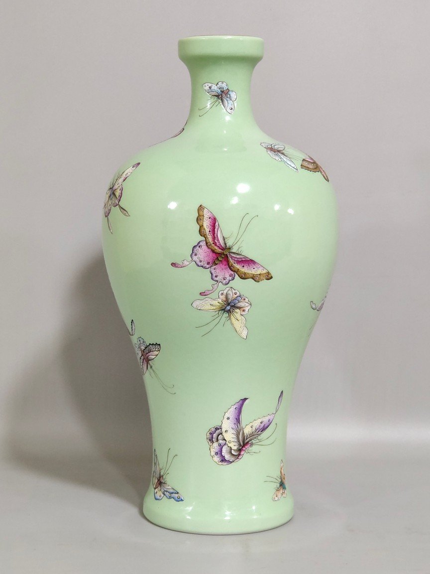 Qing Dynasty Yongzheng apple green glaze butterfly plum vase