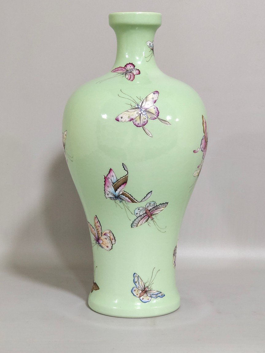 Qing Dynasty Yongzheng apple green glaze butterfly plum vase