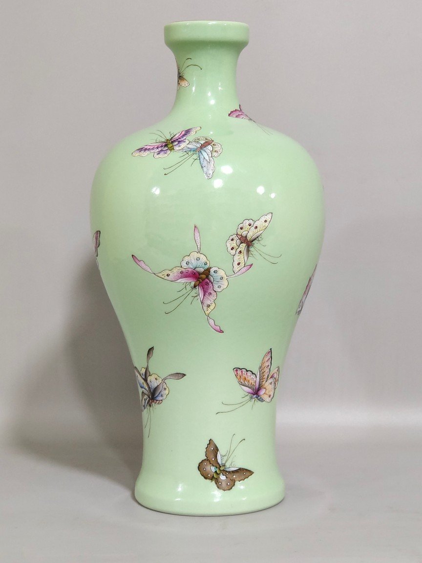 Qing Dynasty Yongzheng apple green glaze butterfly plum vase