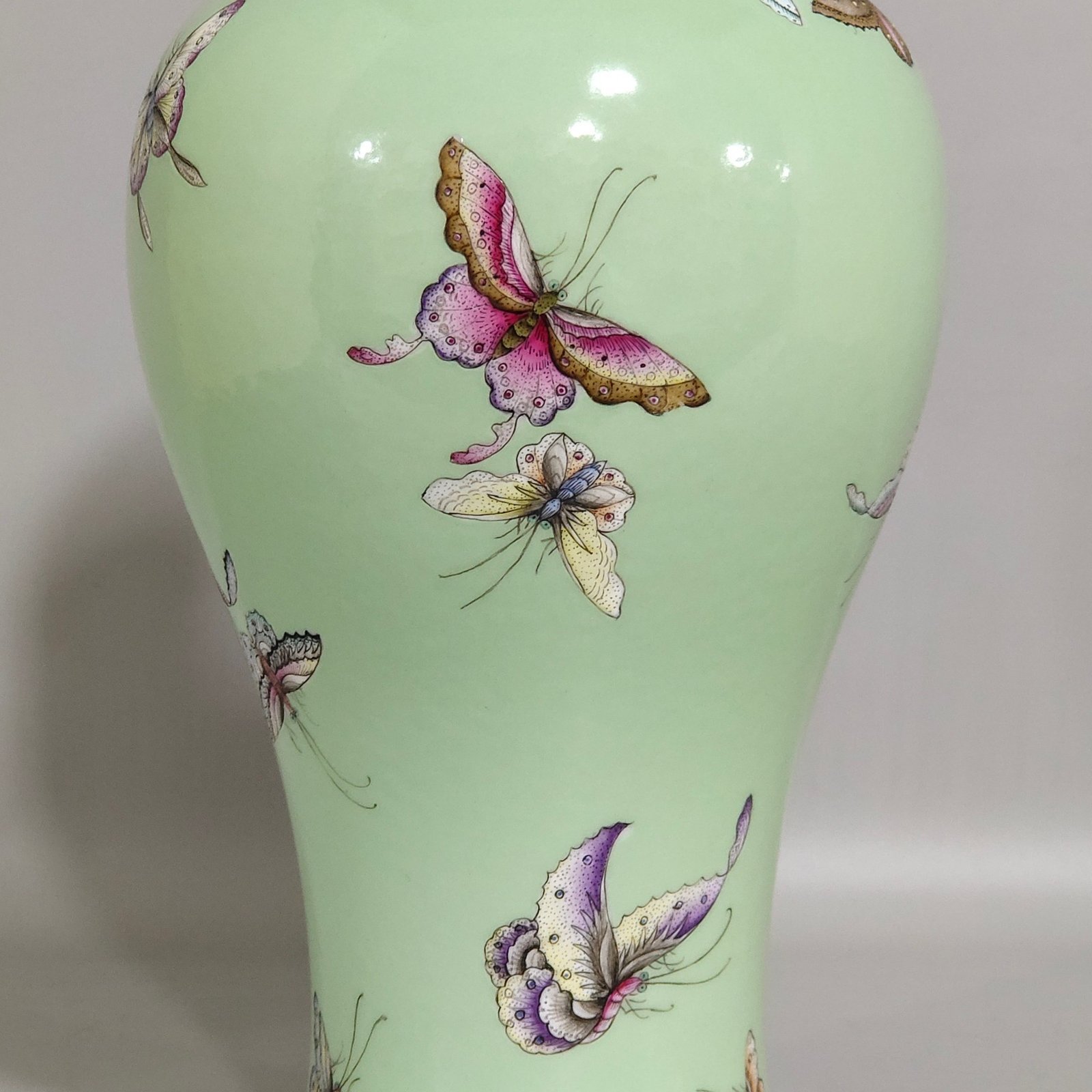 Qing Dynasty Yongzheng apple green glaze butterfly plum vase