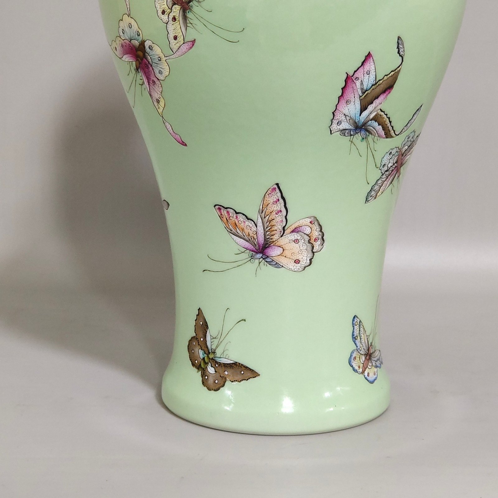 Qing Dynasty Yongzheng apple green glaze butterfly plum vase