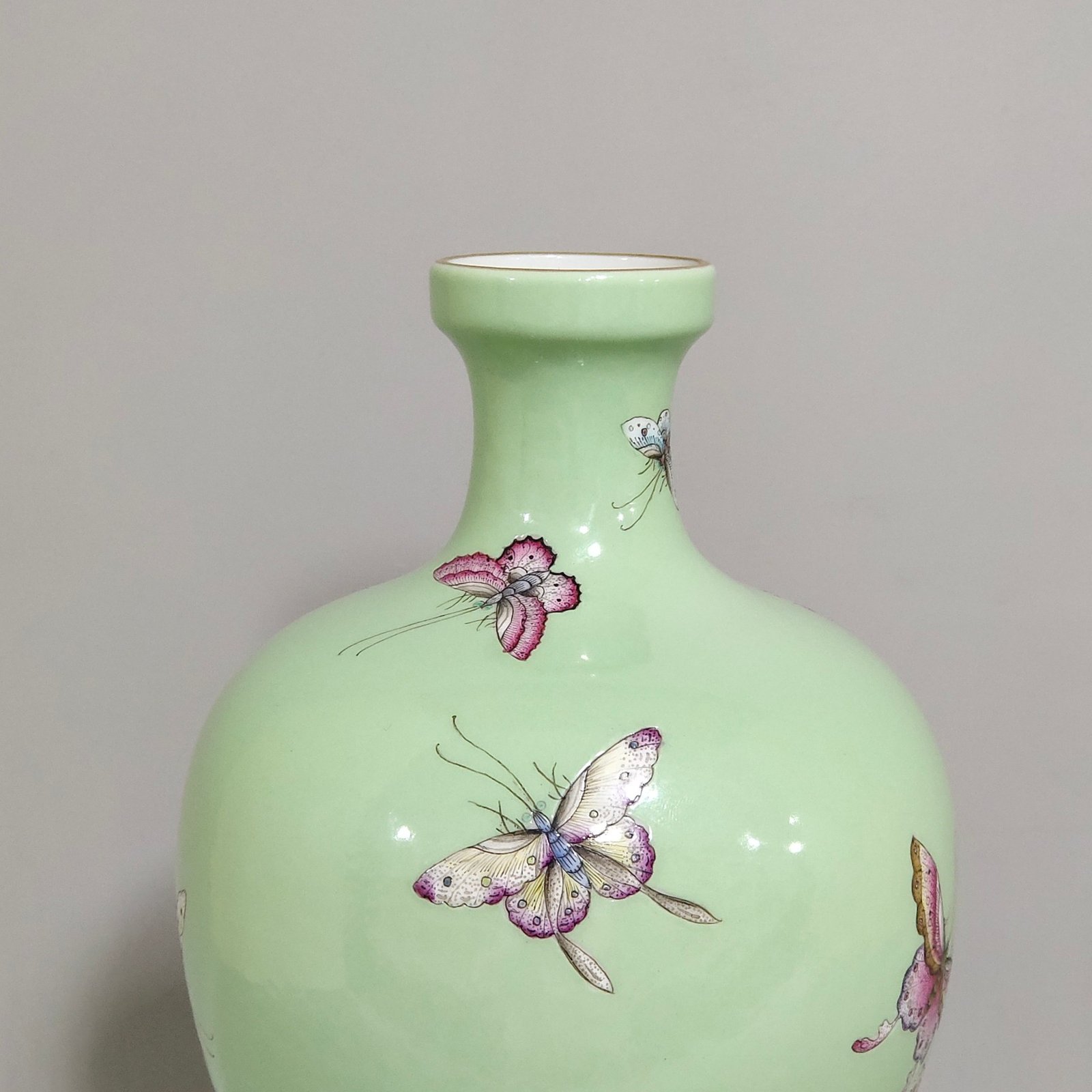 Qing Dynasty Yongzheng apple green glaze butterfly plum vase