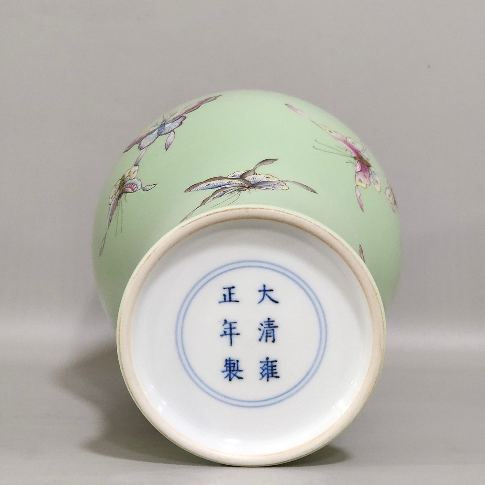 Qing Dynasty Yongzheng apple green glaze butterfly plum vase