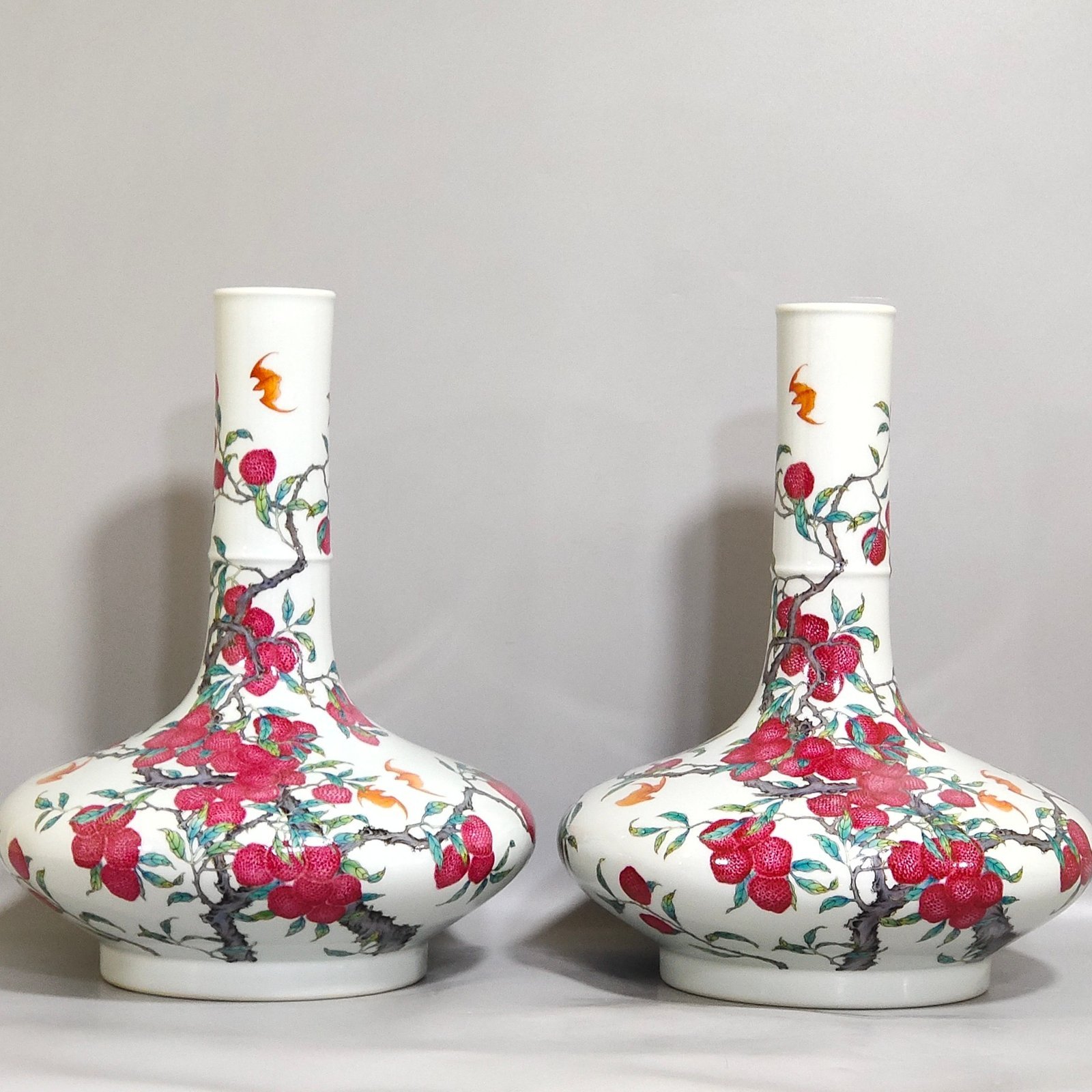 Qing Dynasty Yongzheng lychee flat belly vase
