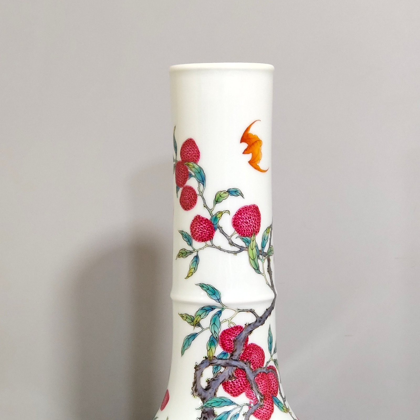Qing Dynasty Yongzheng lychee flat belly vase