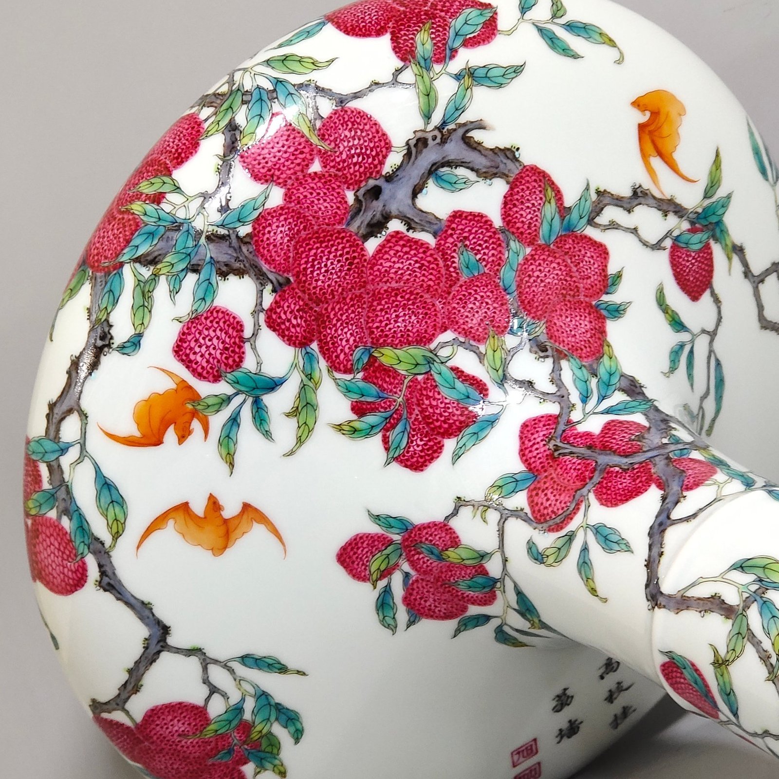 Qing Dynasty Yongzheng lychee flat belly vase