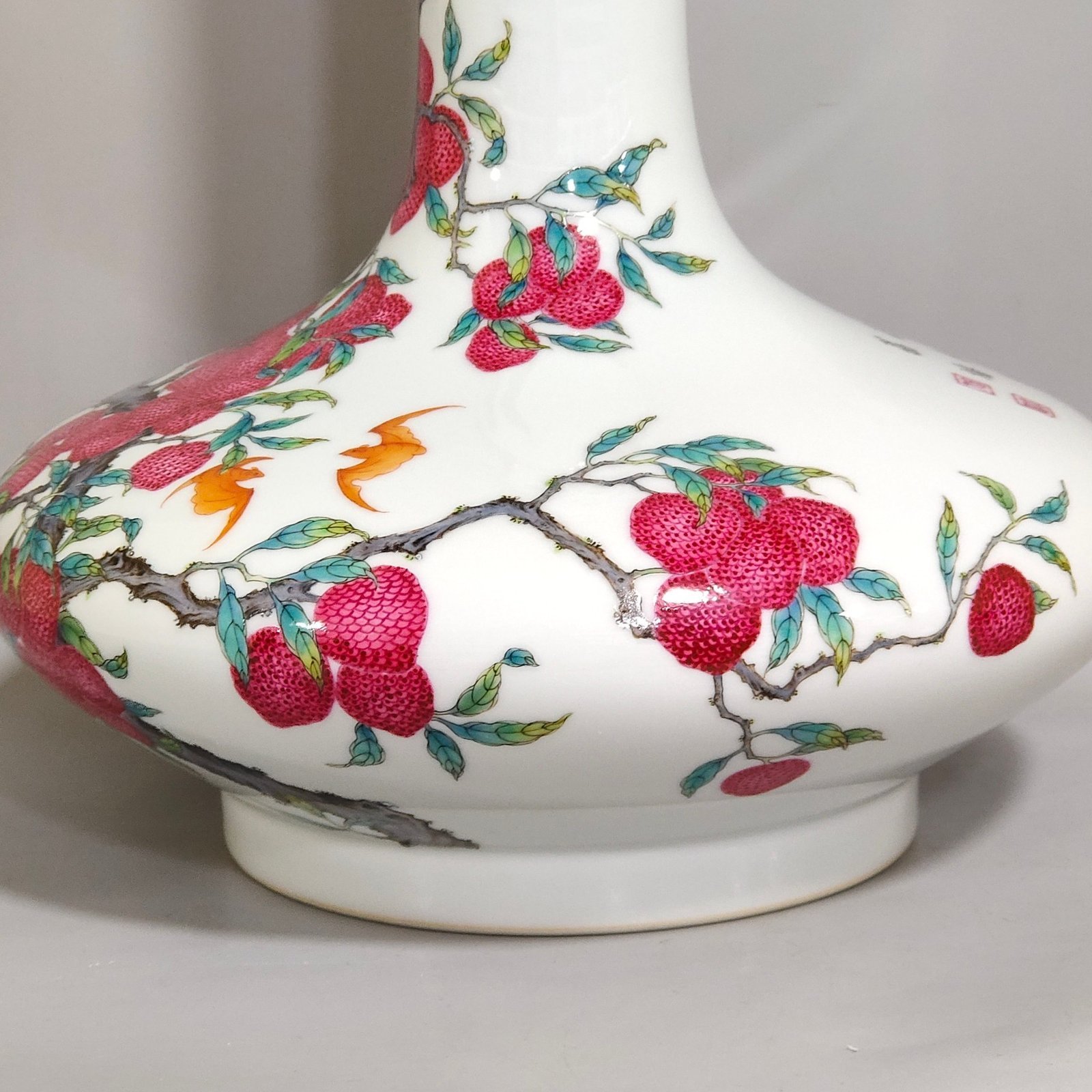 Qing Dynasty Yongzheng lychee flat belly vase