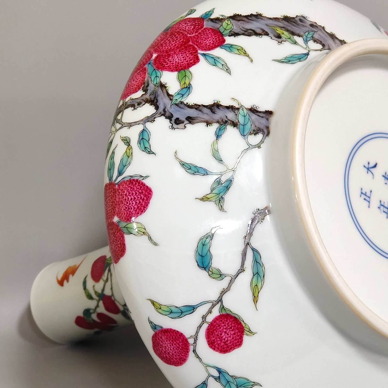 Qing Dynasty Yongzheng lychee flat belly vase