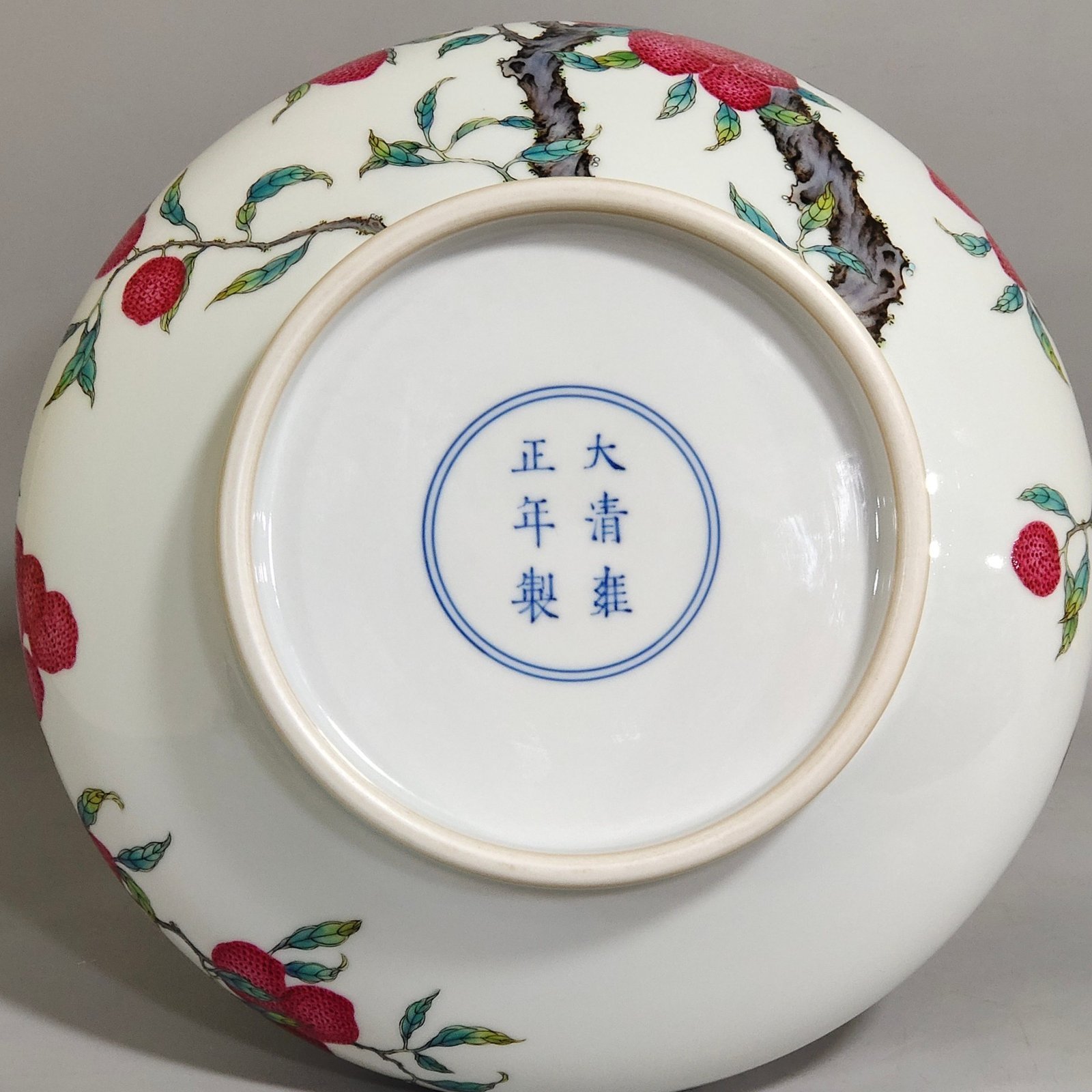 Qing Dynasty Yongzheng lychee flat belly vase