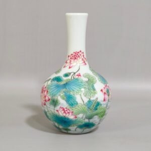 Qing Dynasty Yongzheng A small lotus celestial vase