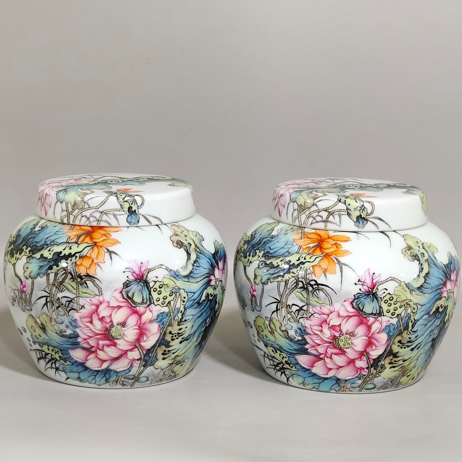 Qing Dynasty Yongzheng lotus poem tea can