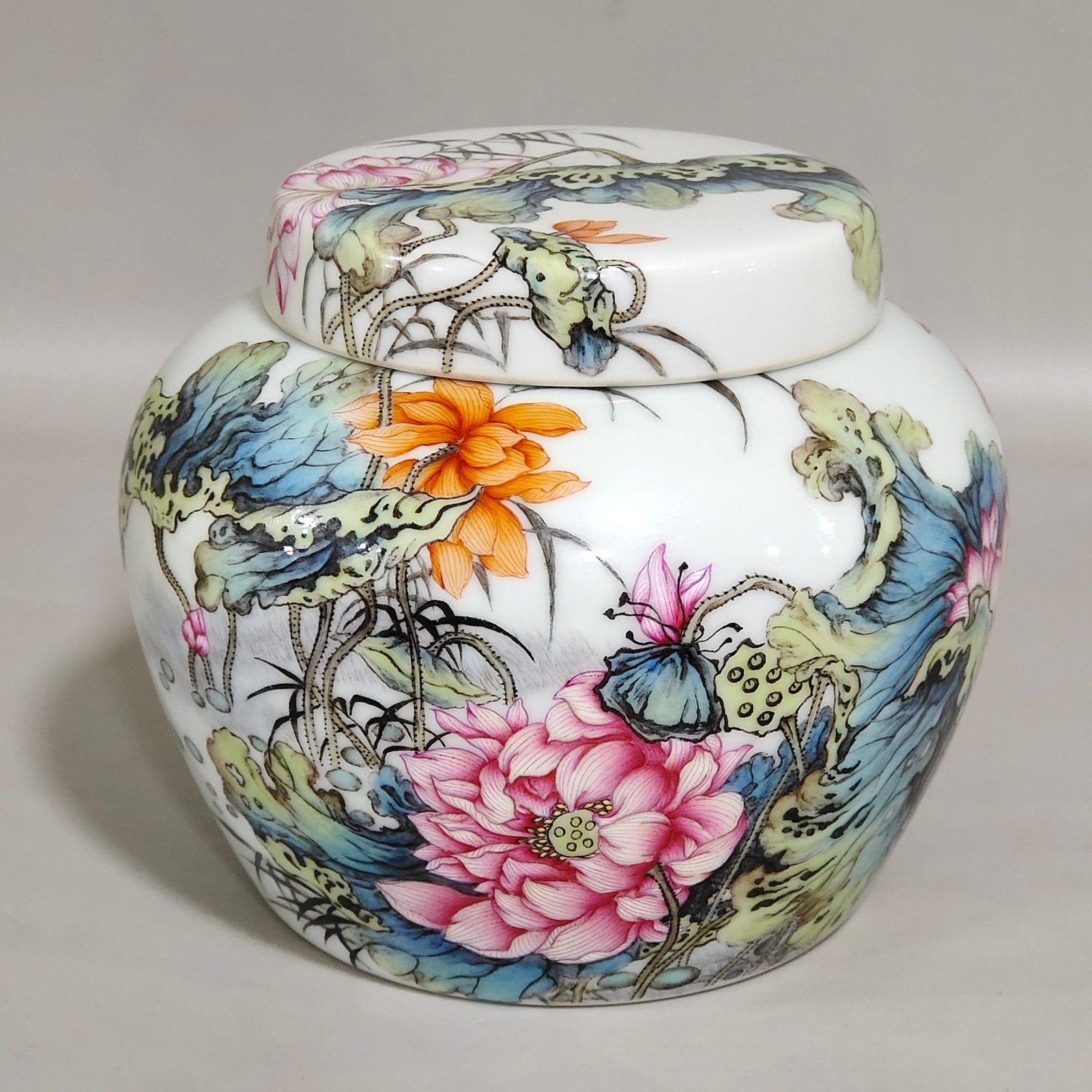 Qing Dynasty Yongzheng lotus poem tea can