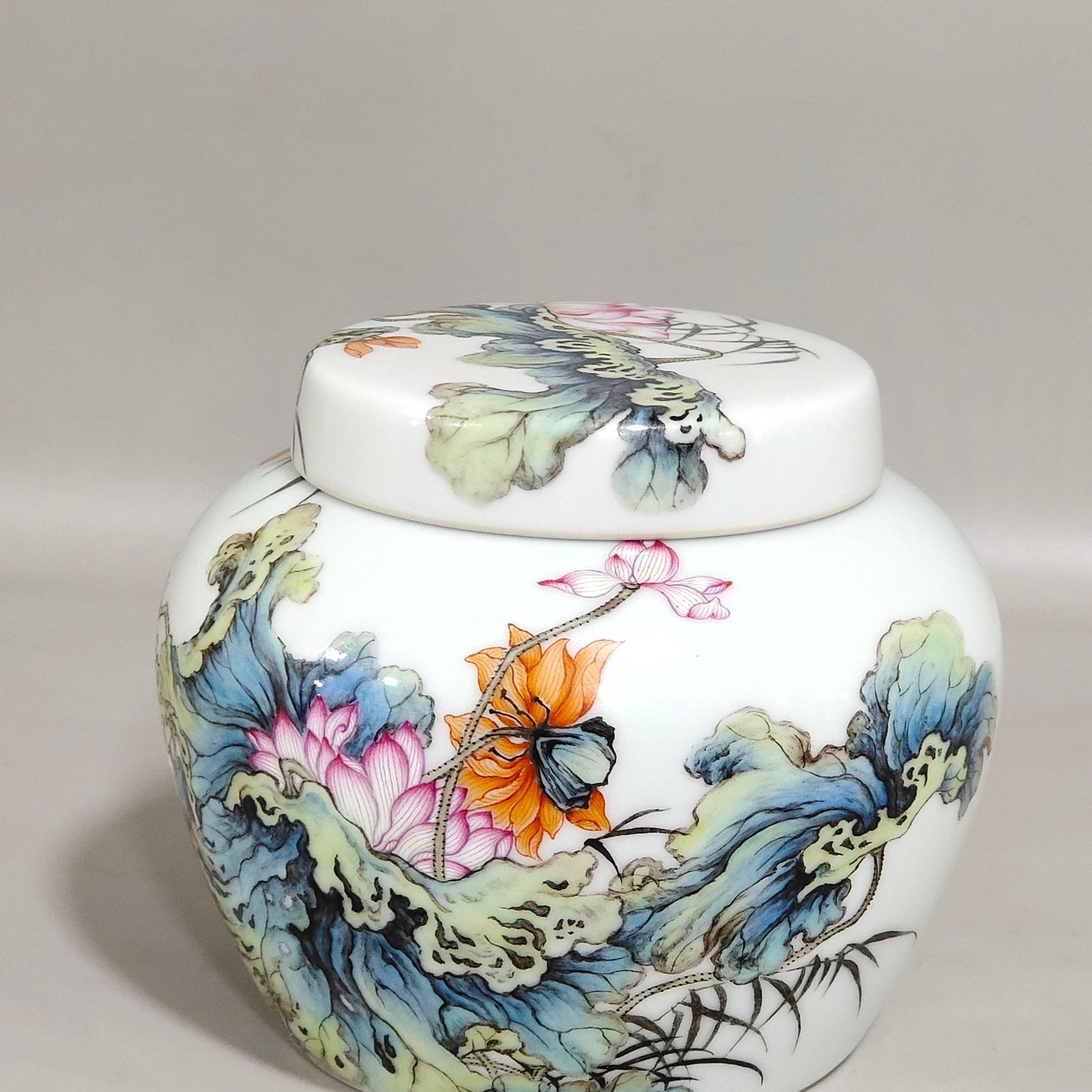 Qing Dynasty Yongzheng lotus poem tea can