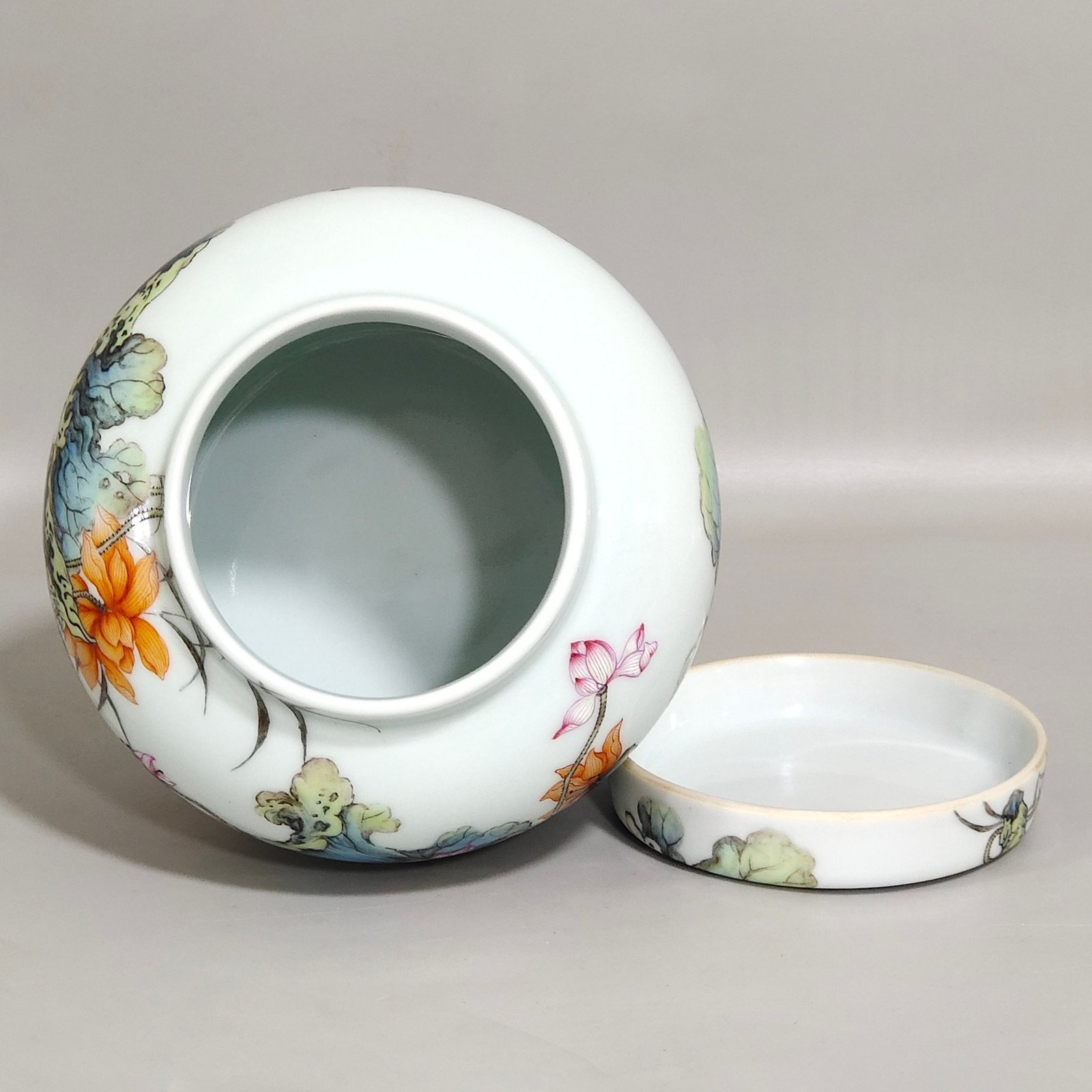 Qing Dynasty Yongzheng lotus poem tea can