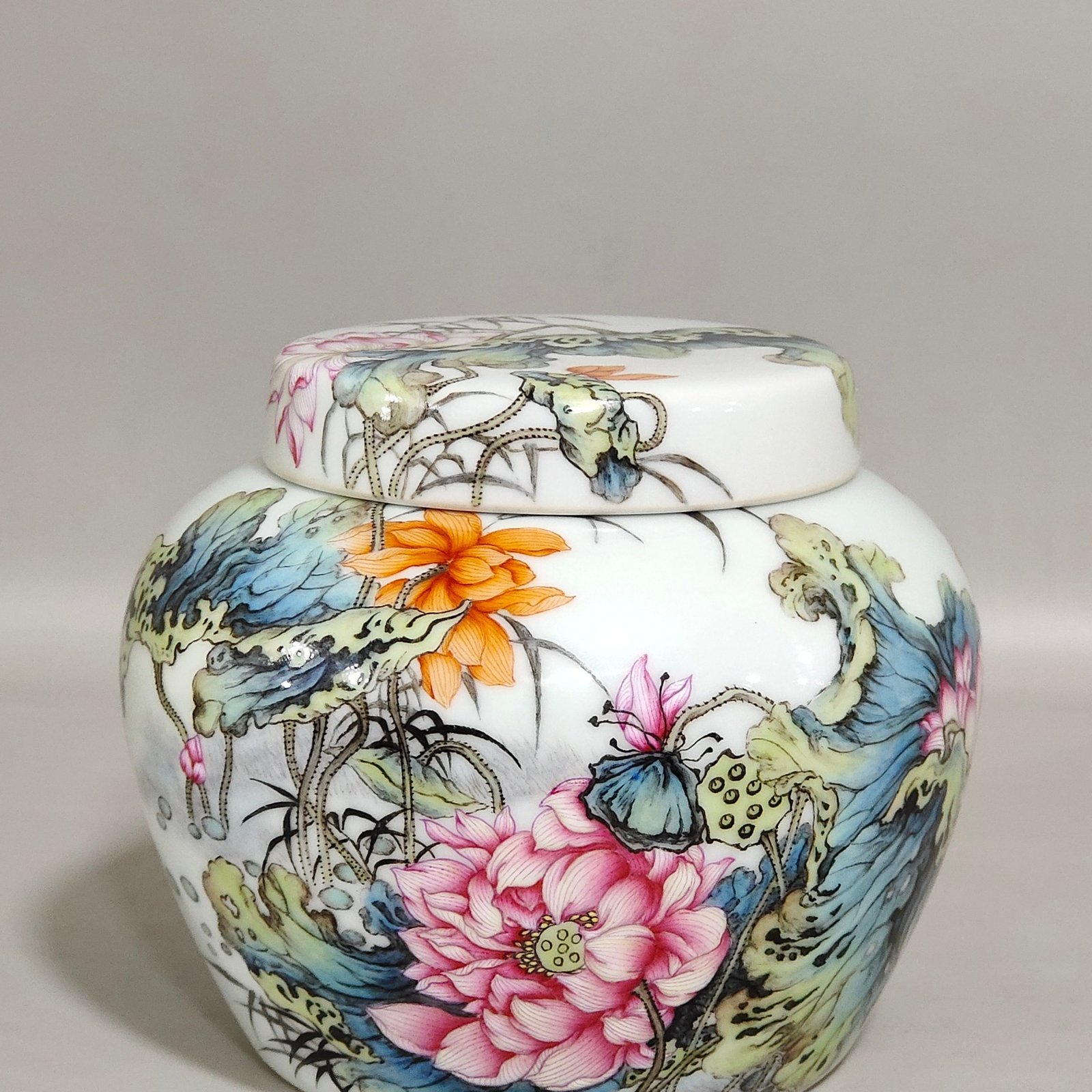Qing Dynasty Yongzheng lotus poem tea can