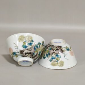 Qing Dynasty Yongzheng chrysanthemum cup inscribed with fish and algae patterns